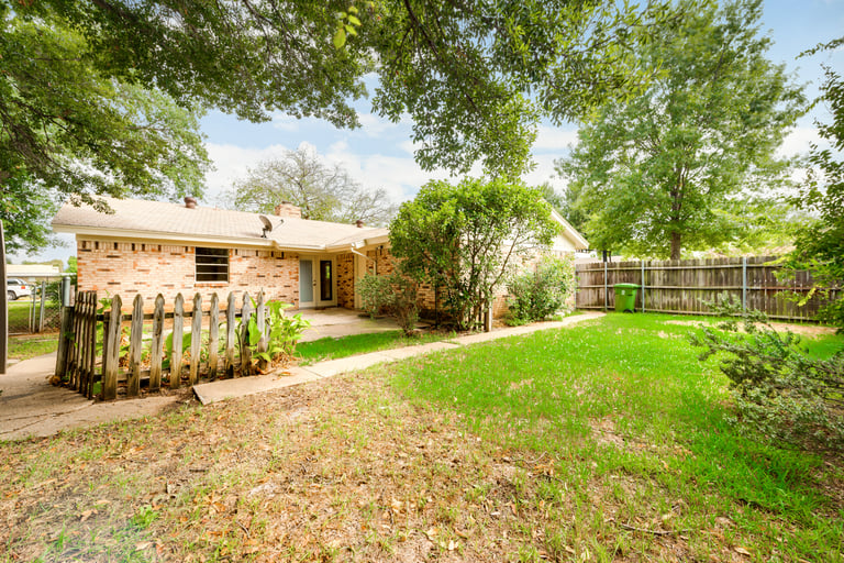 Photo 5 of 20 - 5201 Cloyce Ct, North Richland Hills, TX 76180