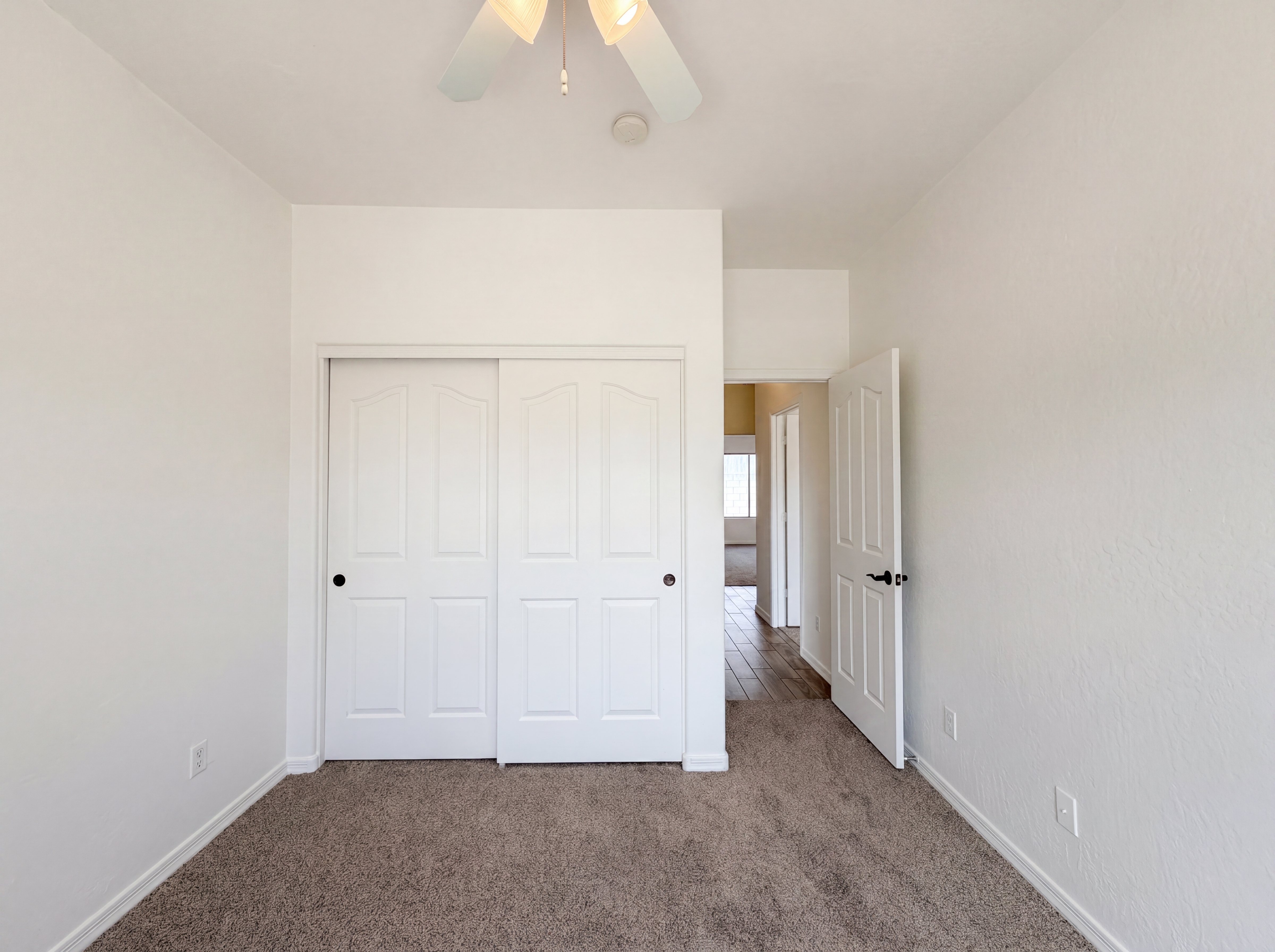 Photo 13 of 22 of 606 W Beautiful Ln, Phoenix, AZ