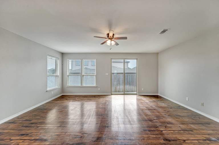 Photo 4 of 26 - 8737 Stone Valley Dr, Fort Worth, TX 76244