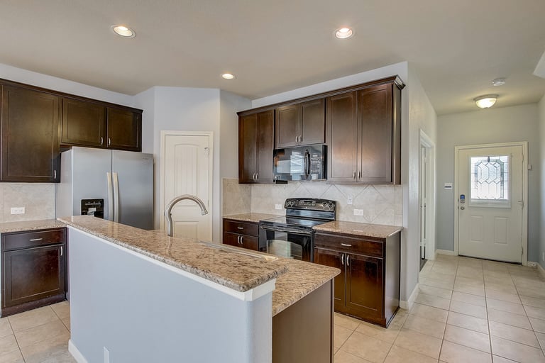 Photo 8 of 33 - 904 Alamo Plaza Dr, Cedar Park, TX 78613