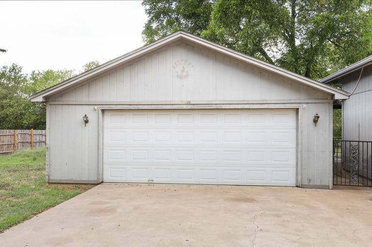 Photo 23 of 30 - 1404 Stanwood Ave, Cleburne, TX 76033