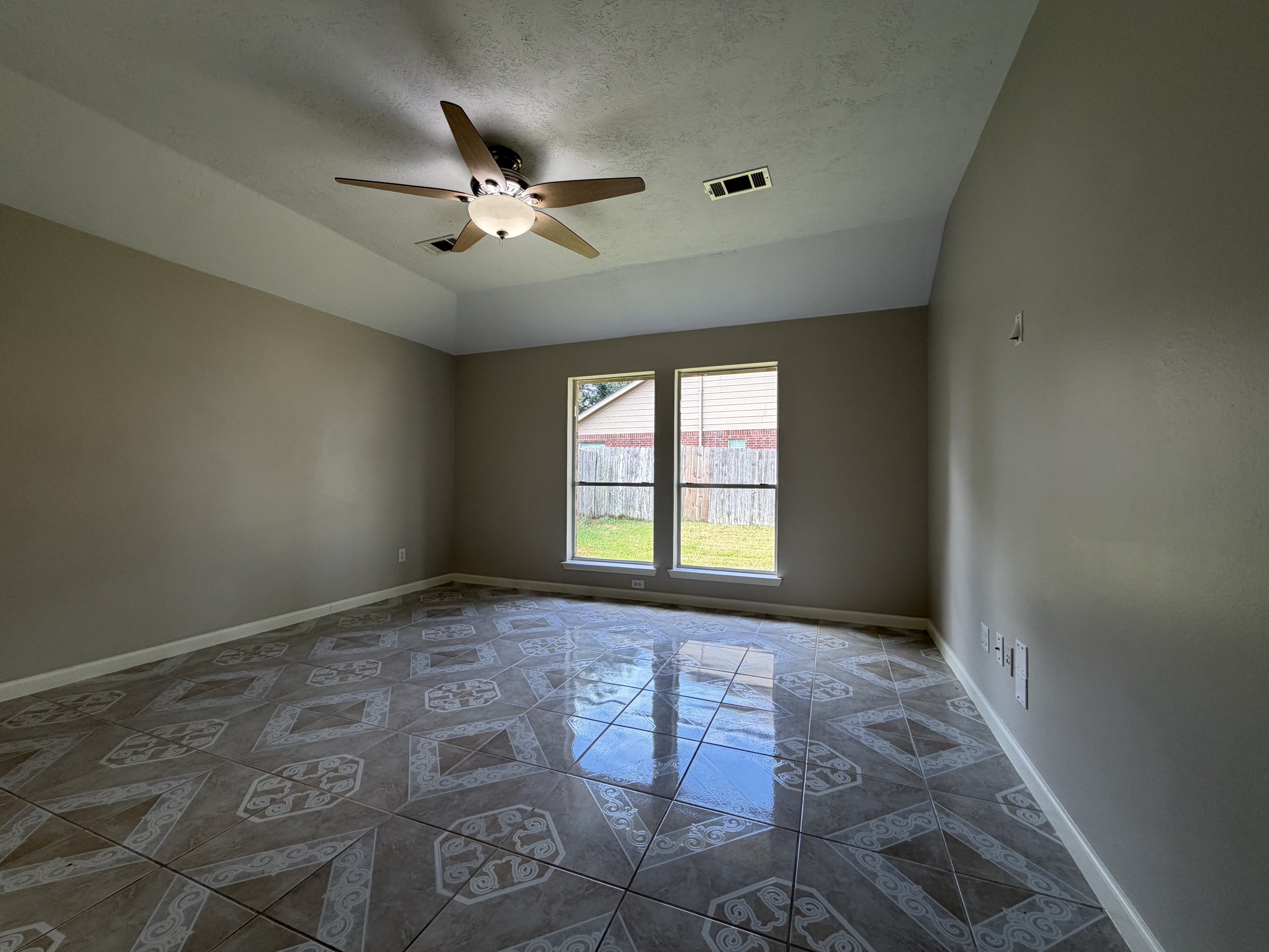 Photo 10 of 19 of 3419 Foursome Ln, Sugar Land, TX