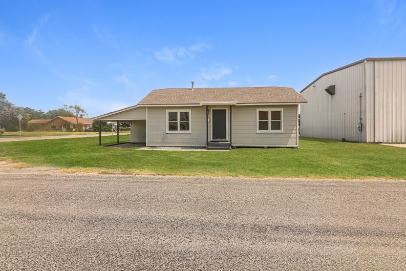 Property photo 1 of 716 8th St