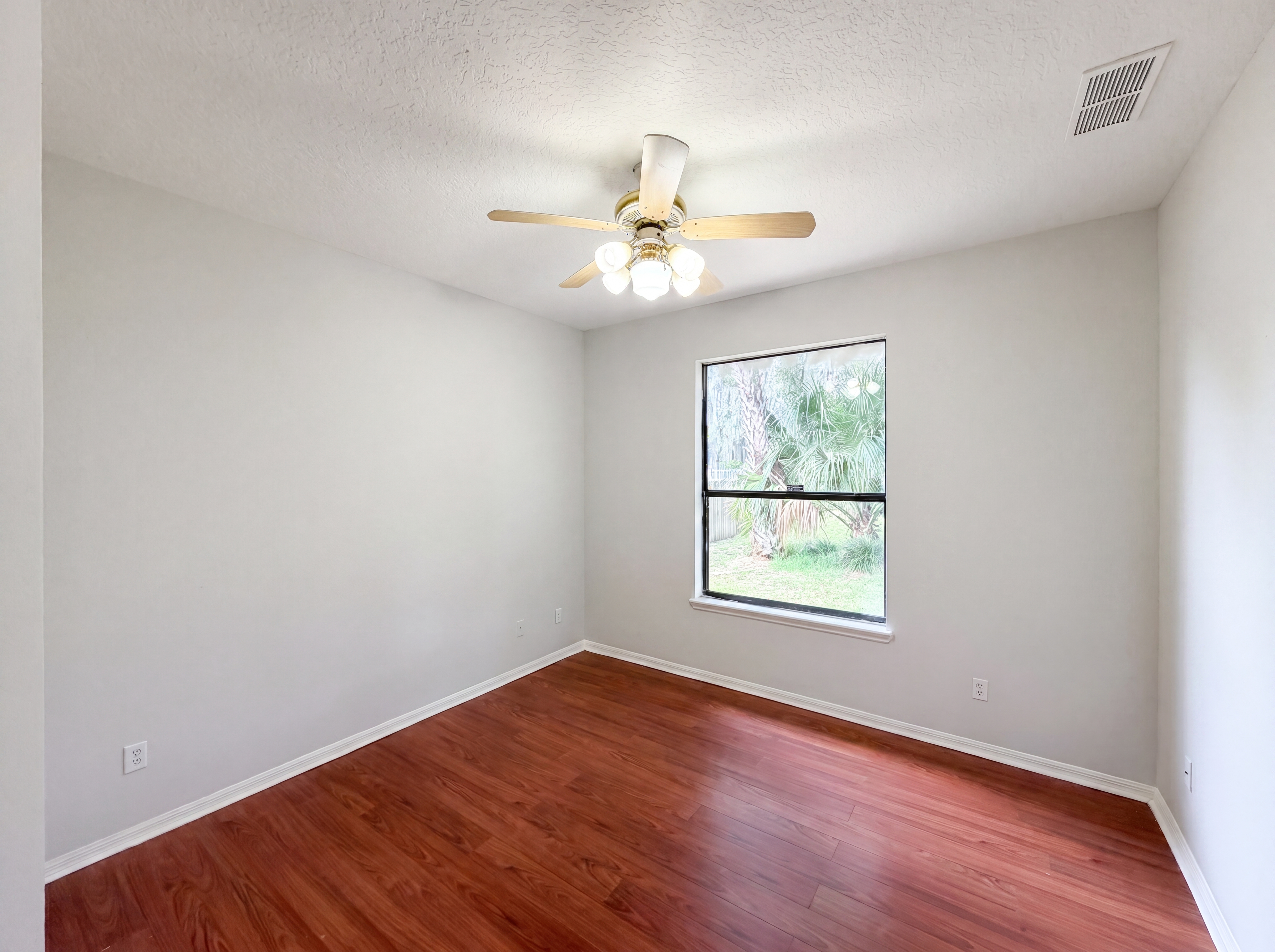 Photo 4 of 26 of 216 Blue Crystal Dr, Deland, FL