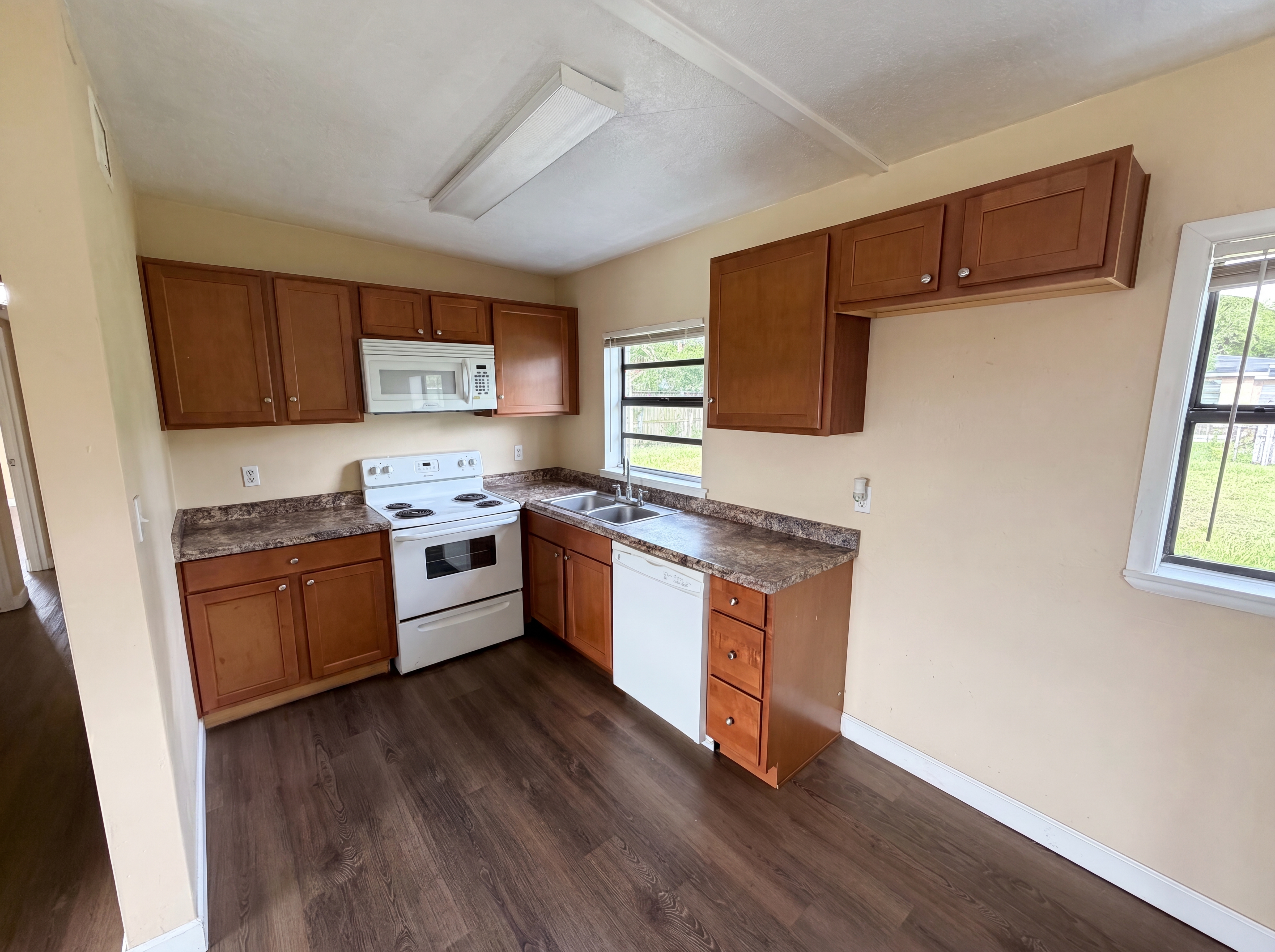 Photo 14 of 25 of 702 S Solandra Dr, Orlando, FL