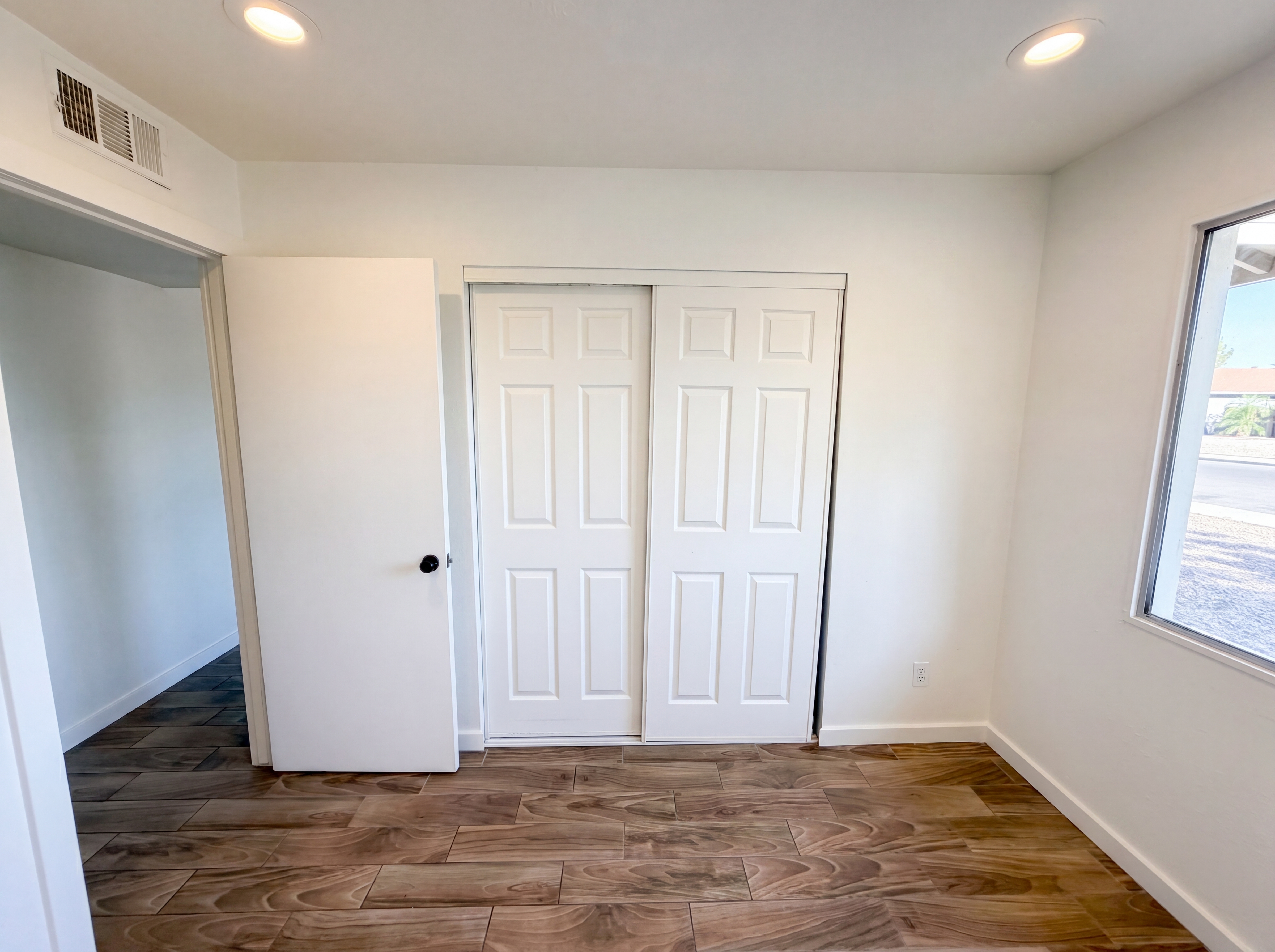 Photo 10 of 21 of 3339 W Country Gables Dr, Phoenix, AZ