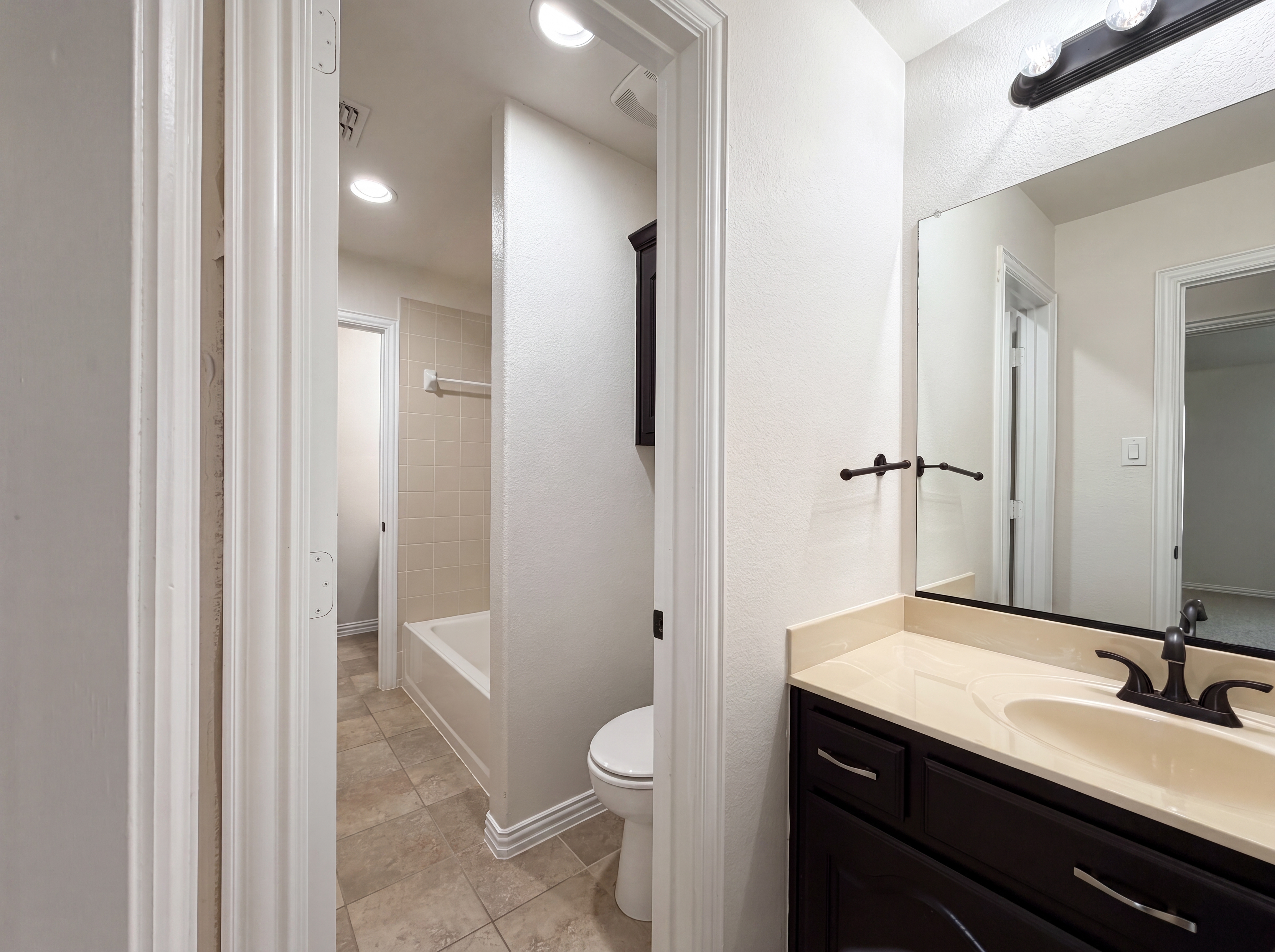 Photo 23 of 29 of 2948 Almansa, Grand Prairie, TX