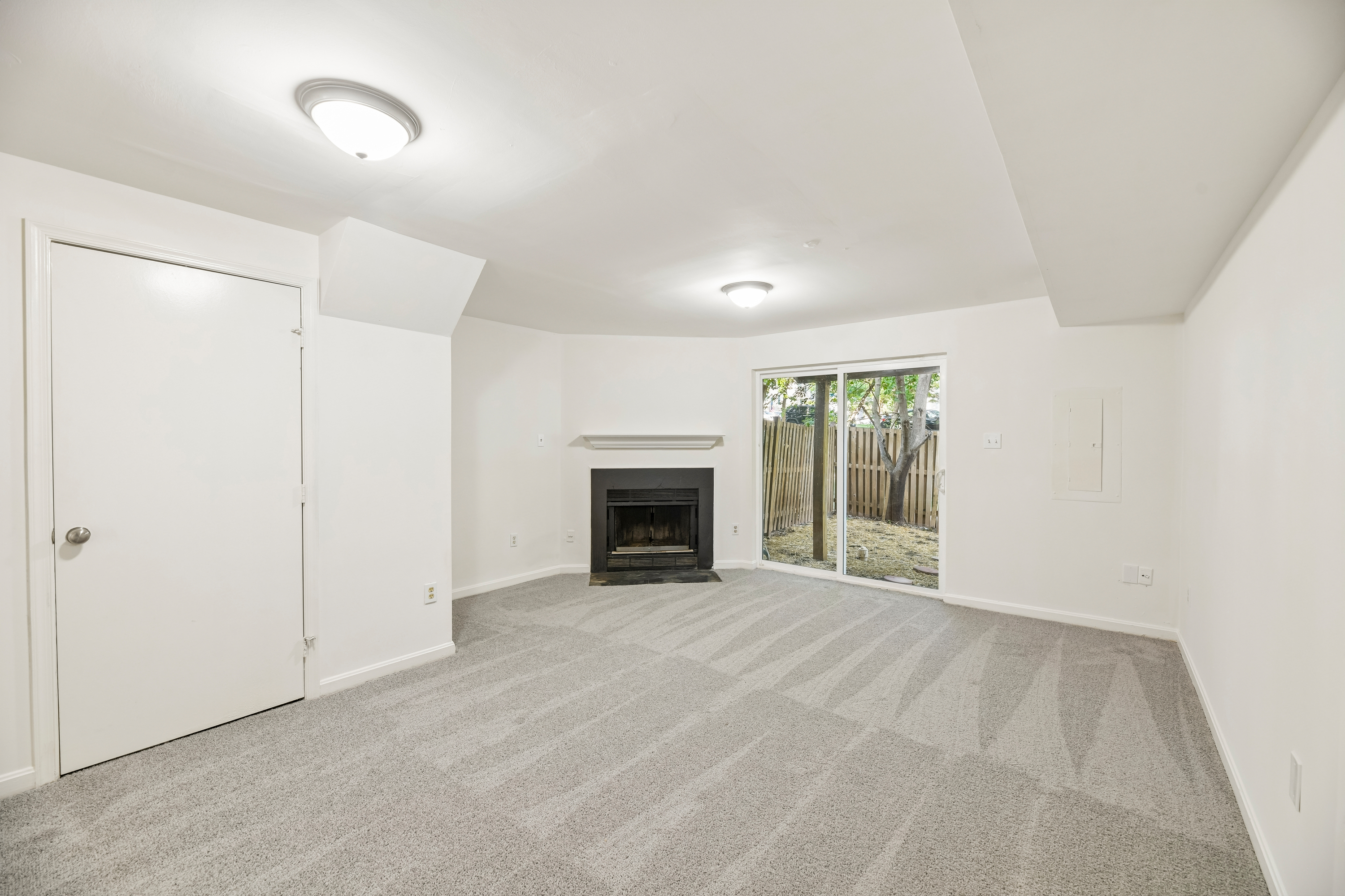 Photo 4 of 37 of 6866 Chasewood Cir, Centreville, VA