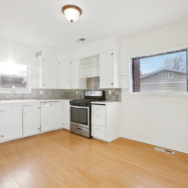 Property photo 2 of 579 S 400 W