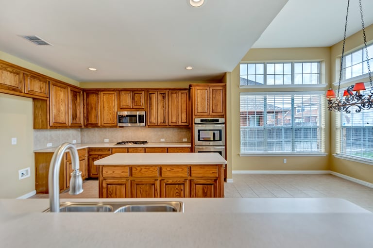 Photo 9 of 39 - 4213 Calloway Dr, Mansfield, TX 76063