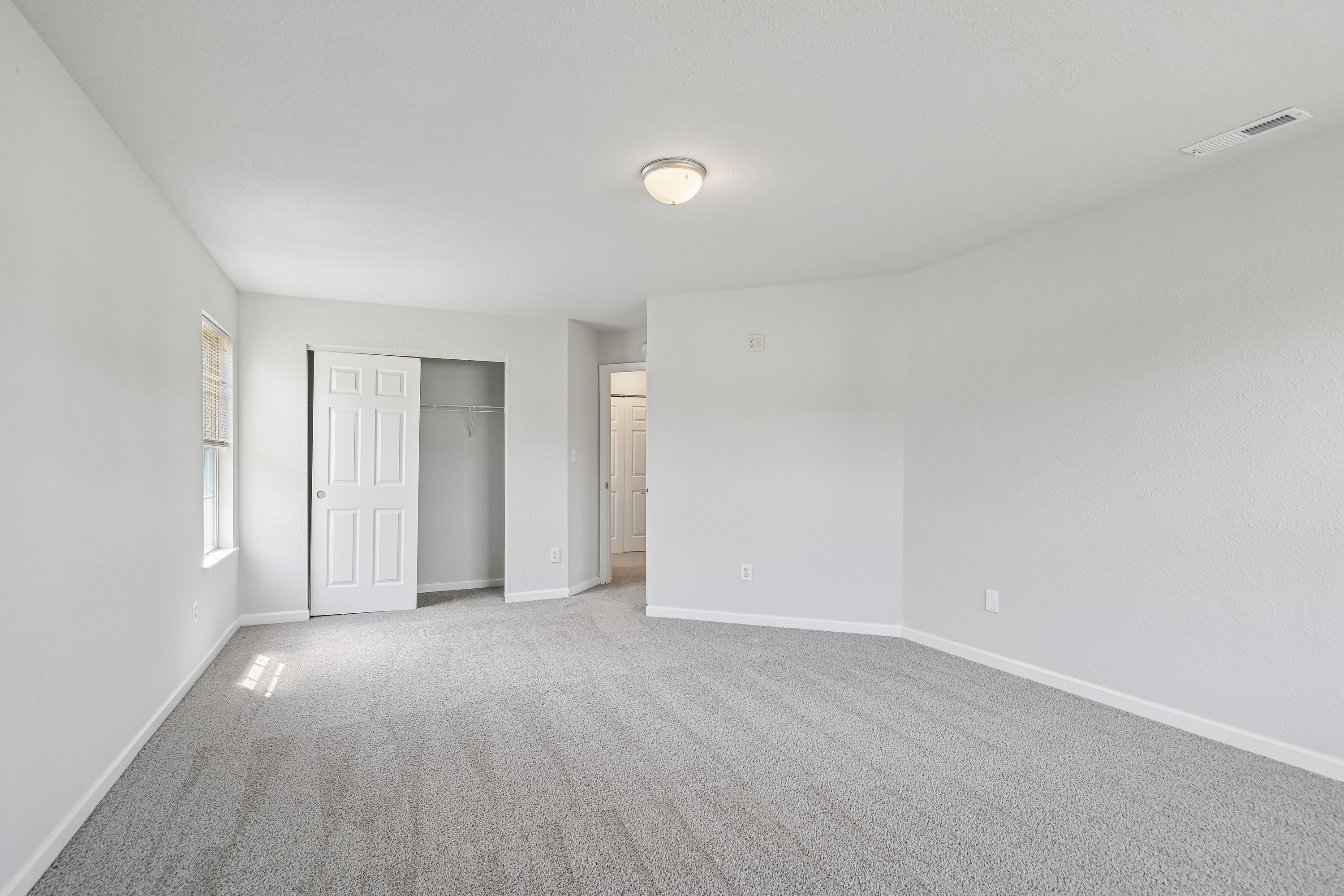 Photo 15 of 43 of 2327 Rostock Ct, Indianapolis, IN