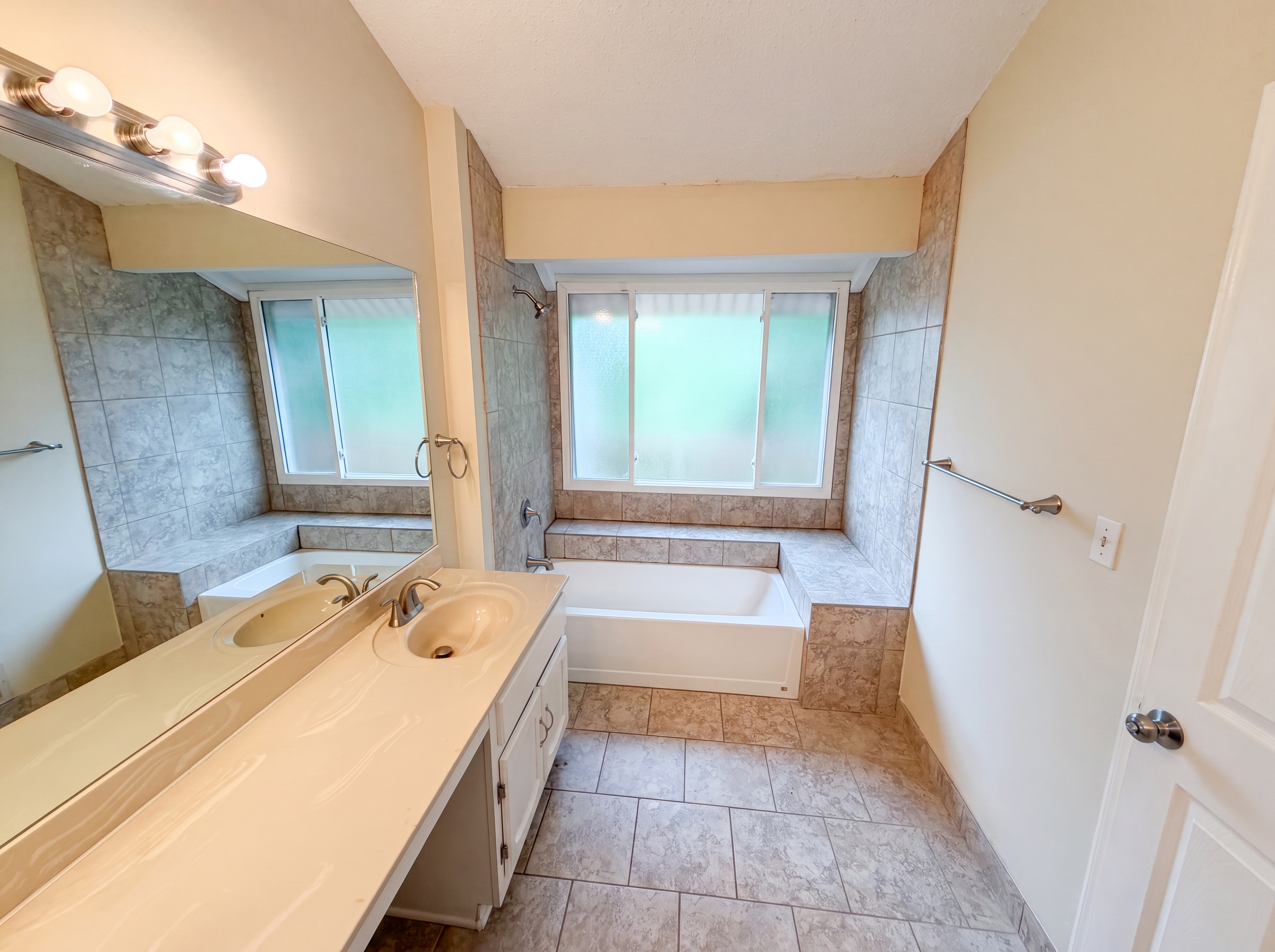 Photo 13 of 24 of 3271 Tennington Pl, Lawrenceville, GA