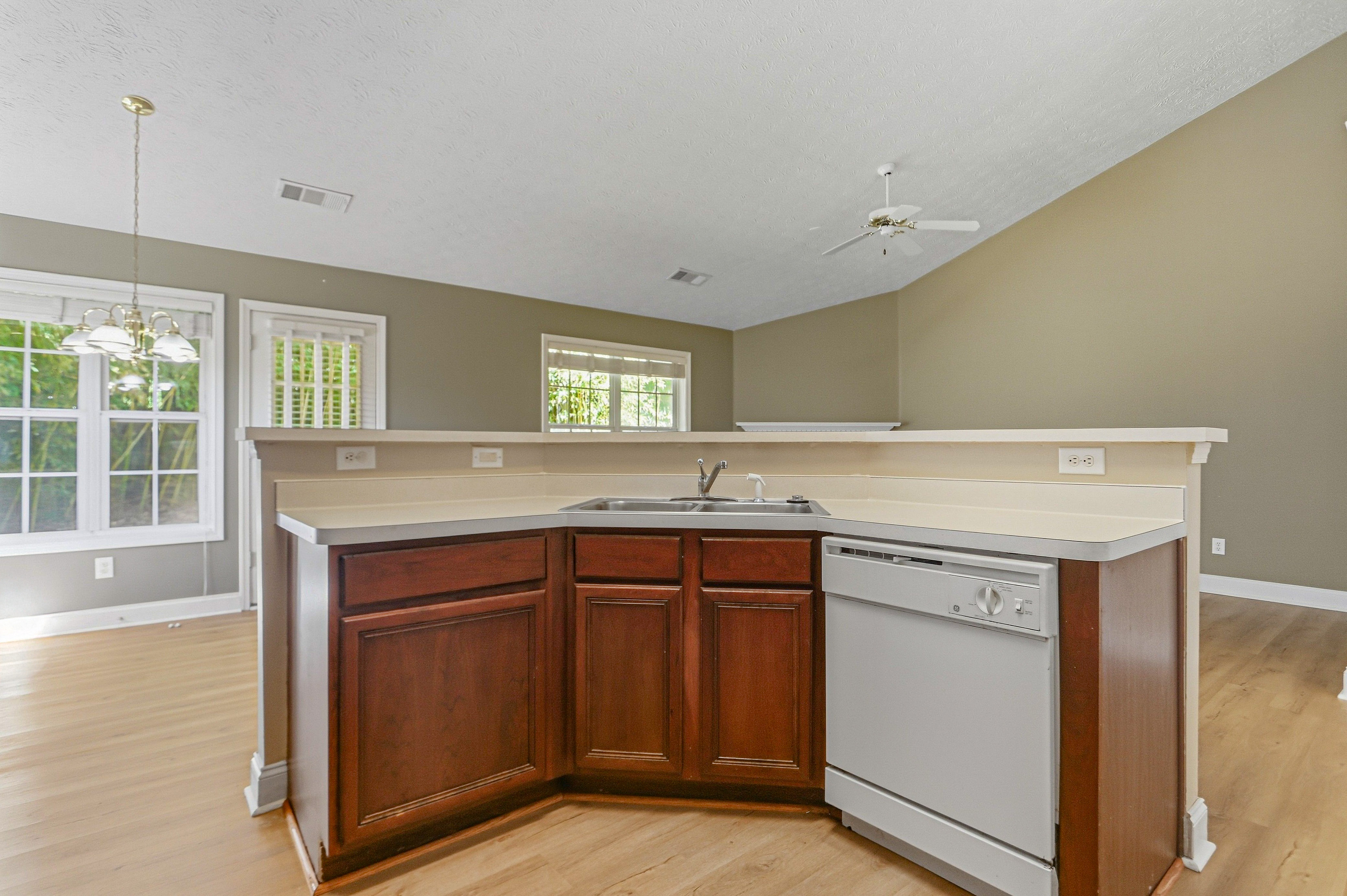 Photo 7 of 18 of 2414 Caneridge Pt SW, Marietta, GA