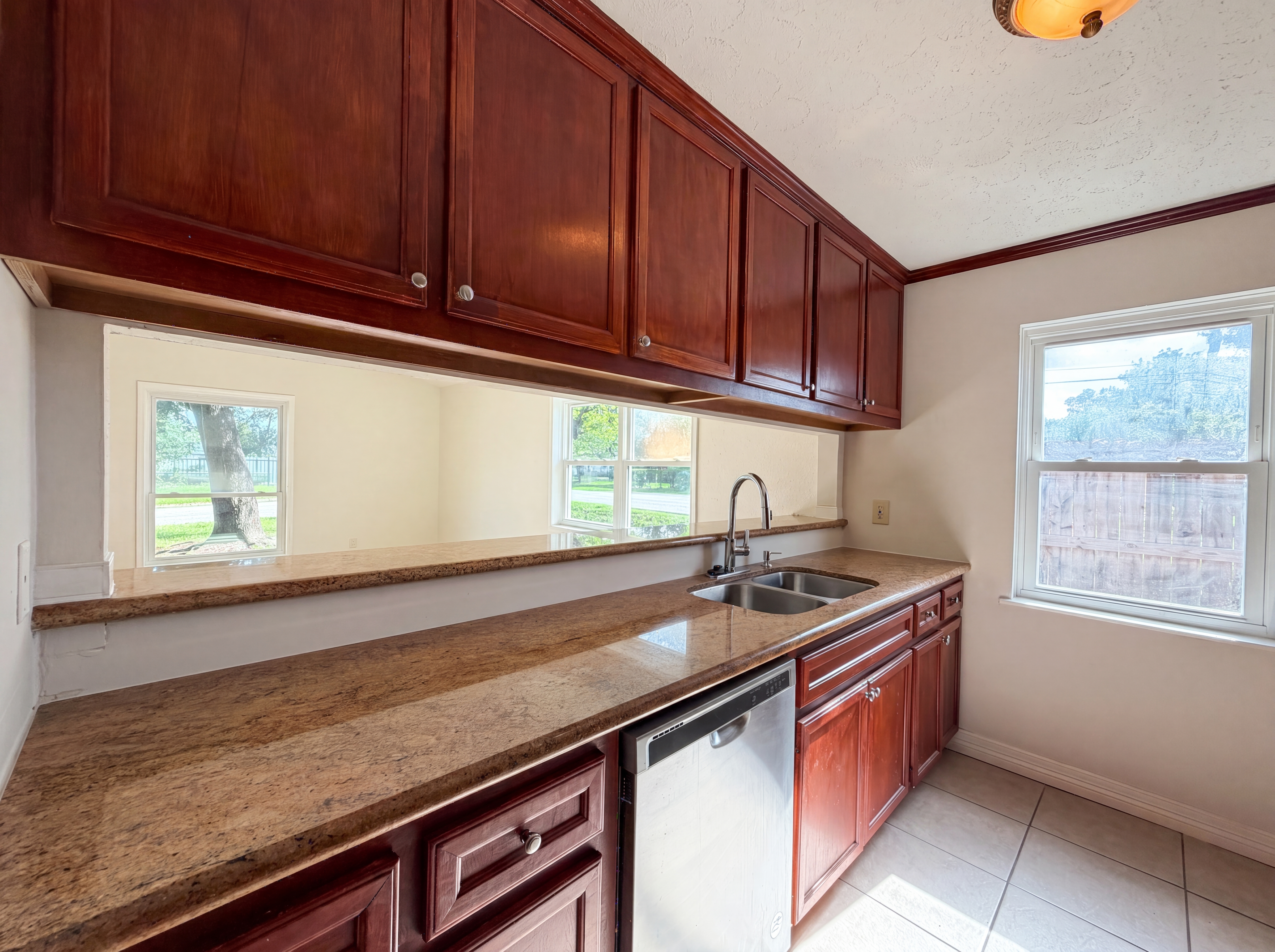 Photo 2 of 17 of 703 Midland Ct, Houston, TX