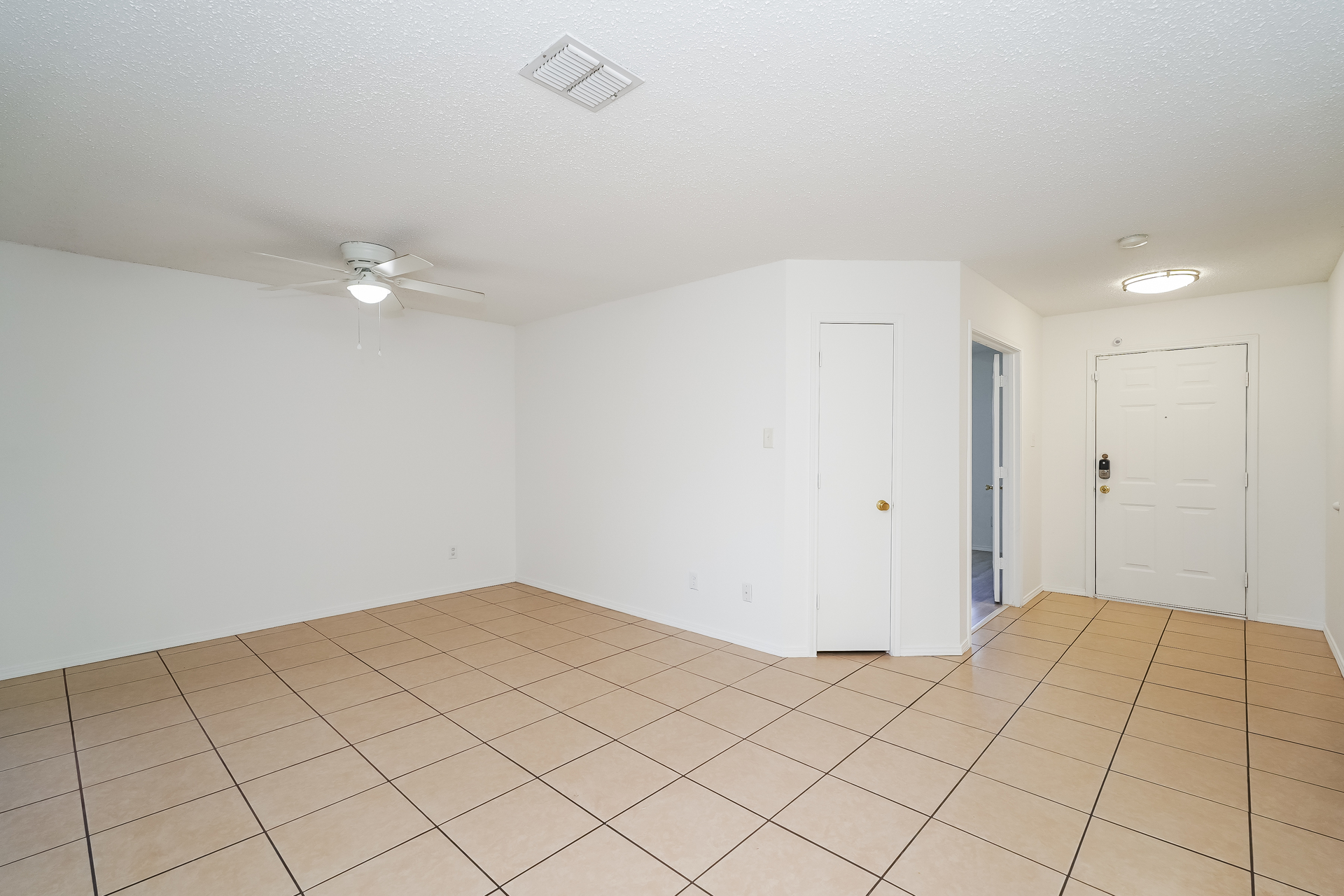 Photo 7 of 21 of 8717 Hunters Creek Dr, Fort Worth, TX