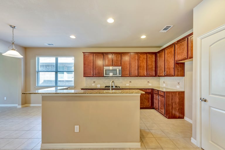 Photo 7 of 27 - 1124 Crest Breeze Dr, Haslet, TX 76052