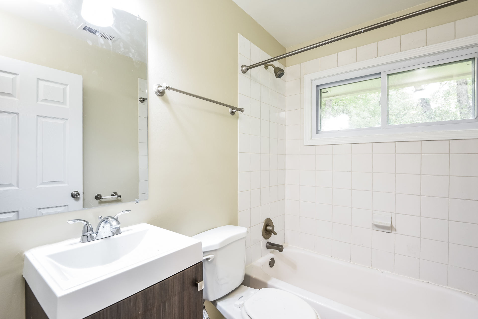 Photo 12 of 22 of 9304 Farmington Dr, Henrico, VA