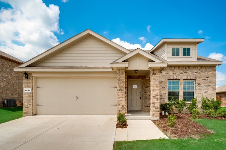 Photo 1 of 26 - 1409 N Houston St, Royse City, TX 75189