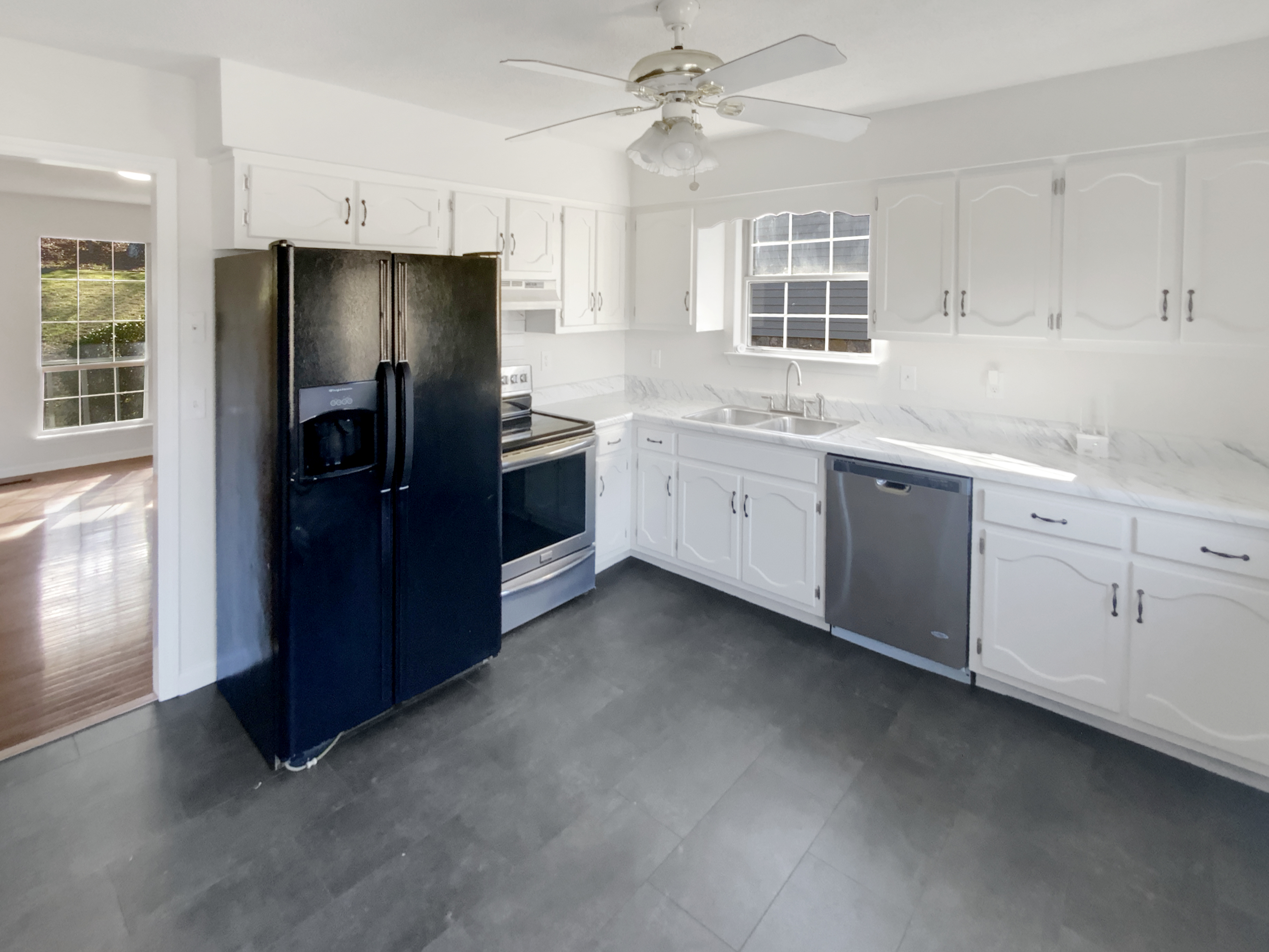 Photo 2 of 23 of 7511 Irongate Dr, Hixson, TN