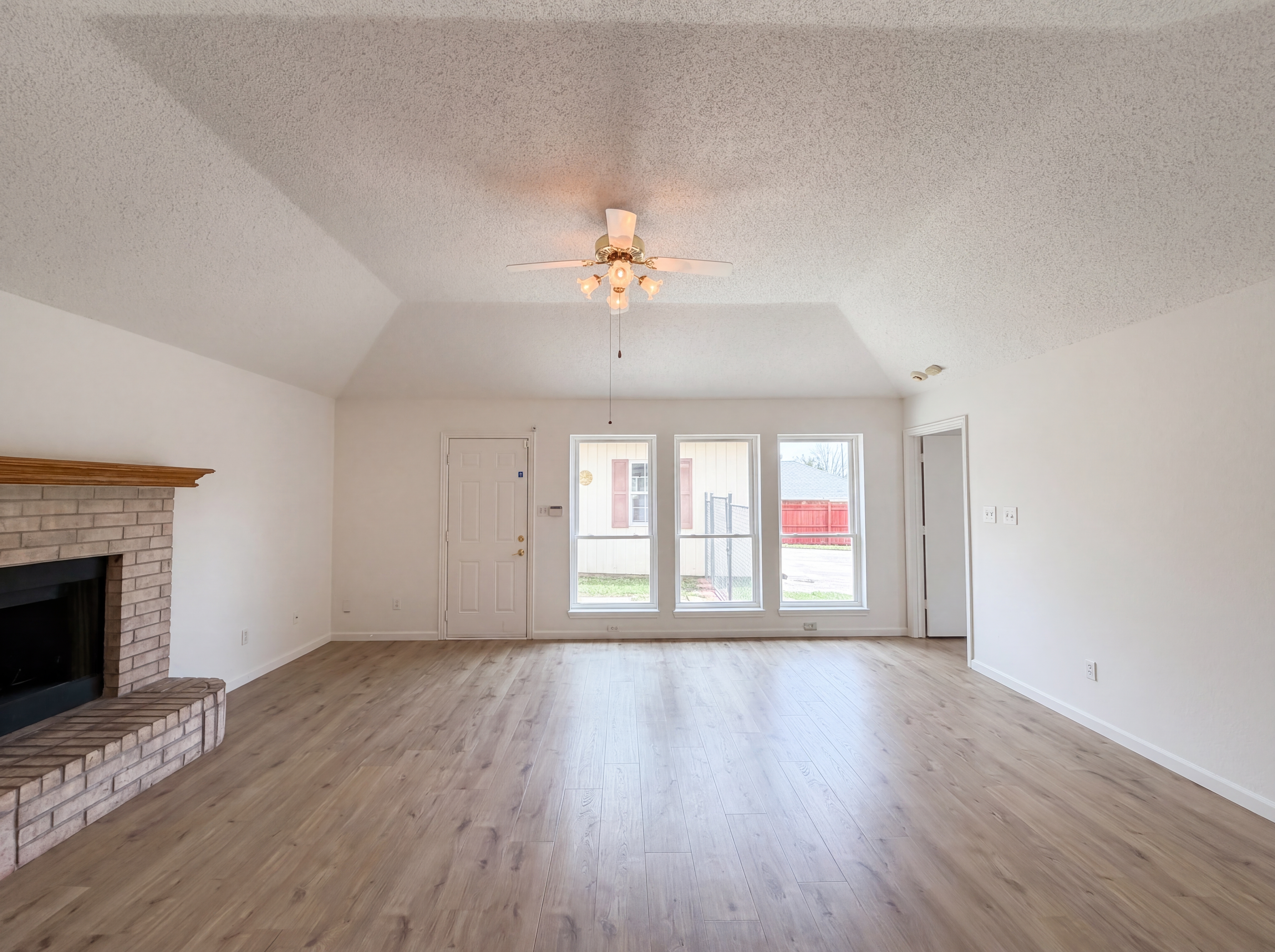 Photo 3 of 22 of 4700 Maryannes Meadow Dr, Fort Worth, TX