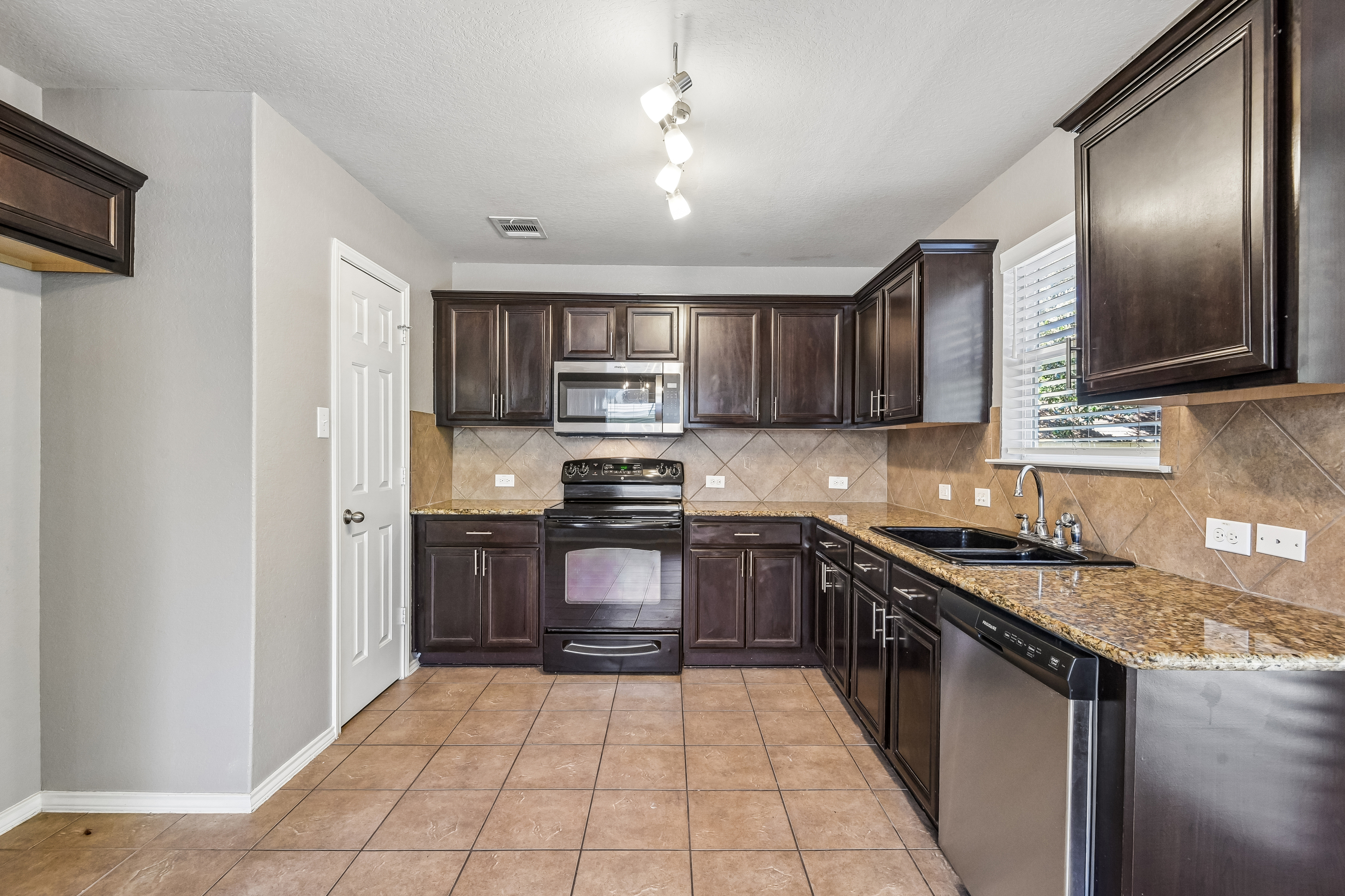 Photo 20 of 49 of 2535 Fayette Dr, New Braunfels, TX