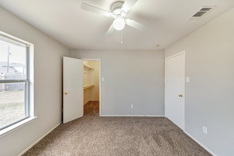 Photo 18 of 26 - 905 Sharp Dr, Cedar Hill, TX 75104