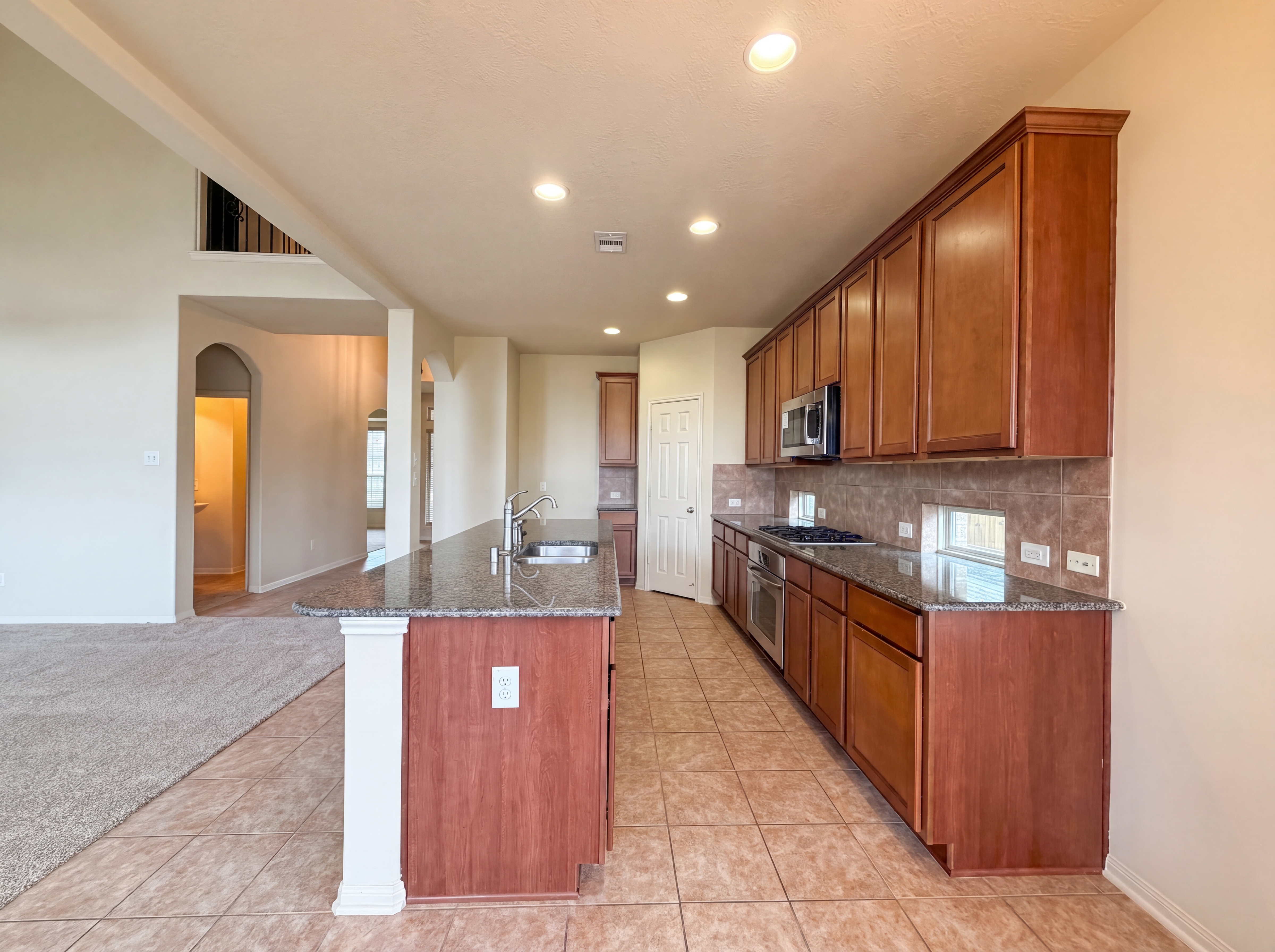 Photo 8 of 25 of 4710 Autumn Pine Ln, Houston, TX