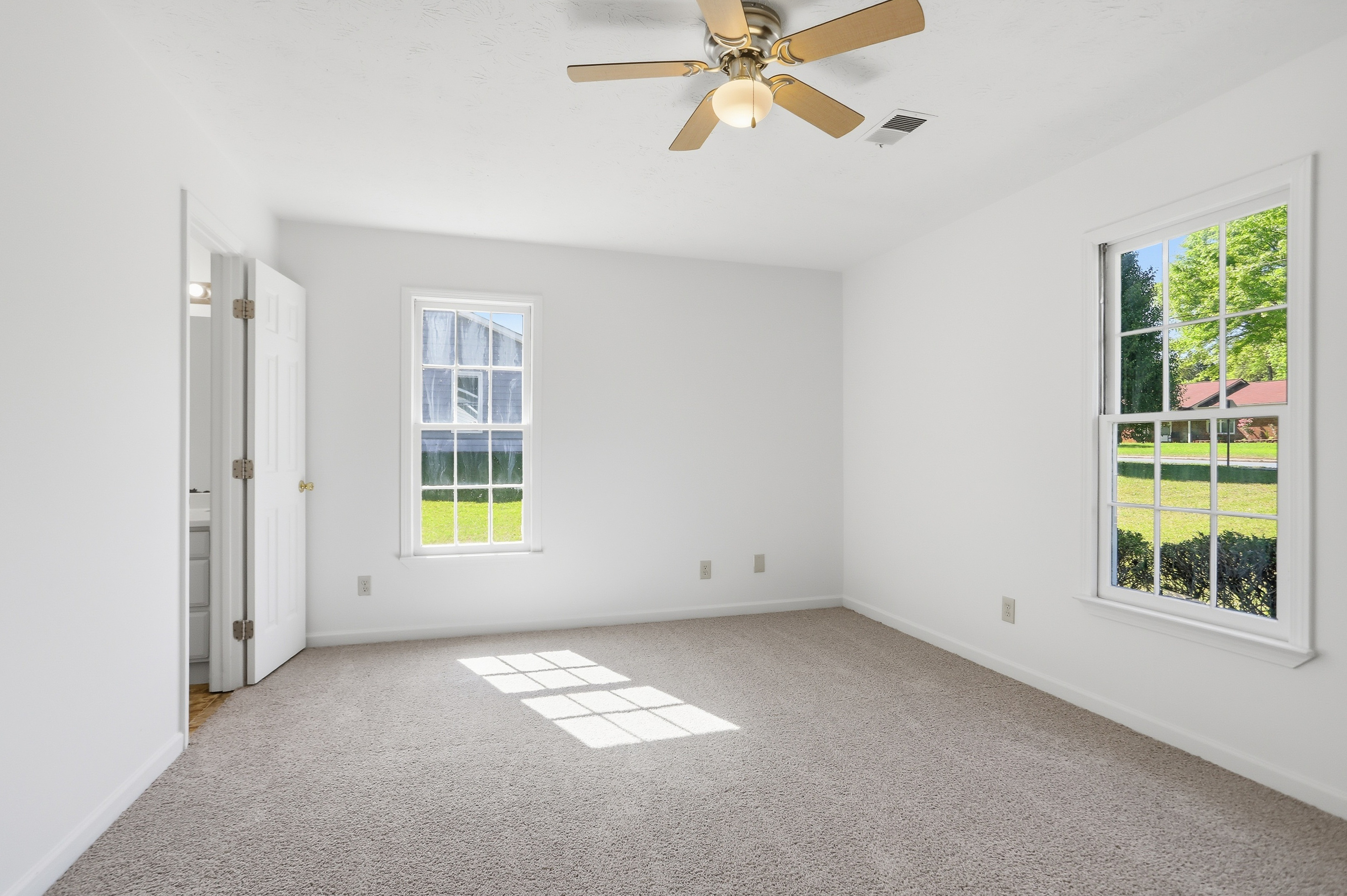 Photo 4 of 30 of 3233 Lancer Dr, Powder Springs, GA