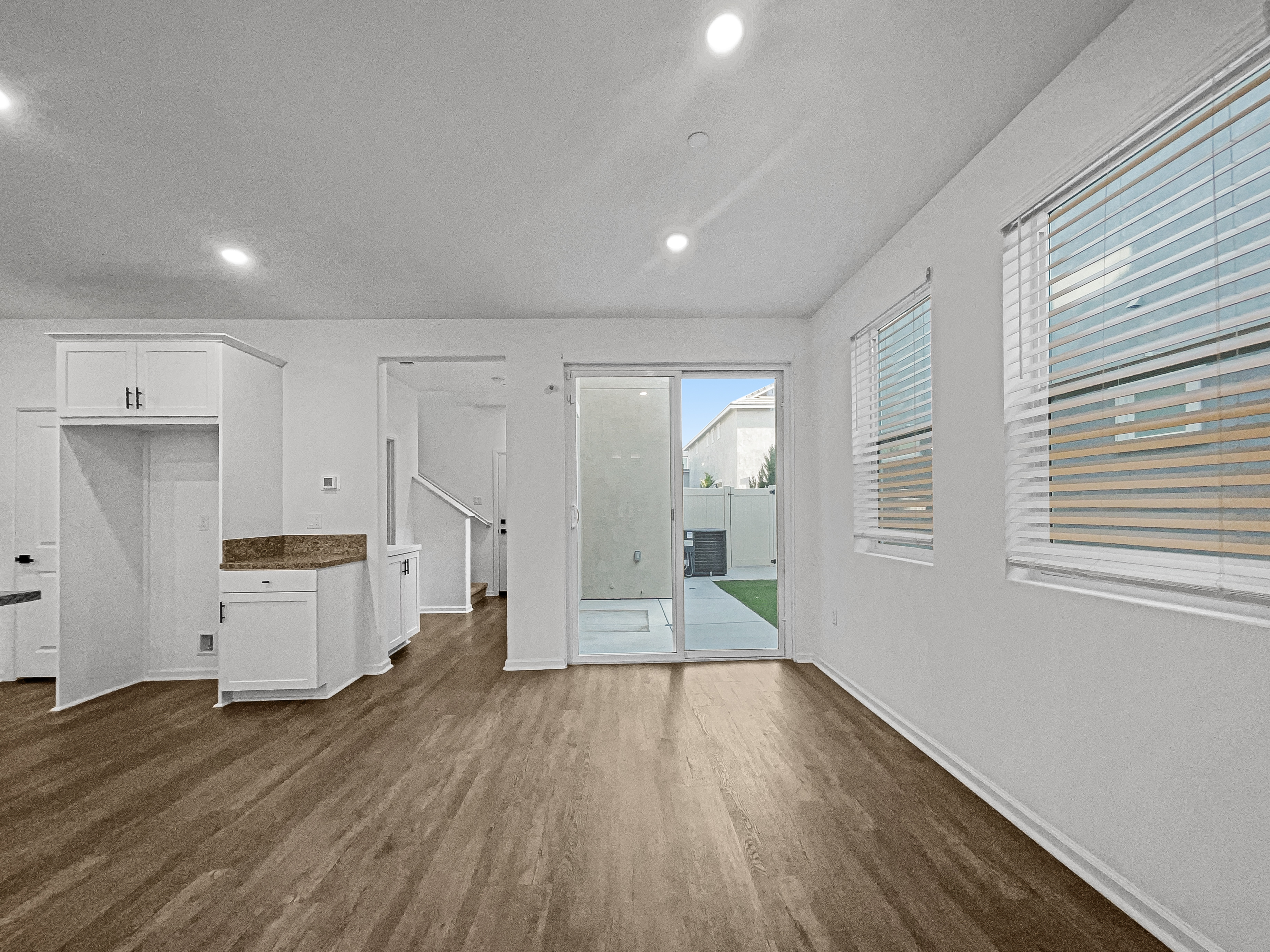 Photo 11 of 26 of 261 Galveston Ln, Palmdale, CA