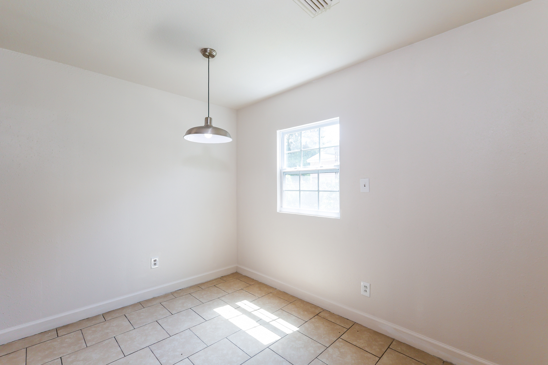 Photo 8 of 21 of 704 Thornton Pl, Mobile, AL
