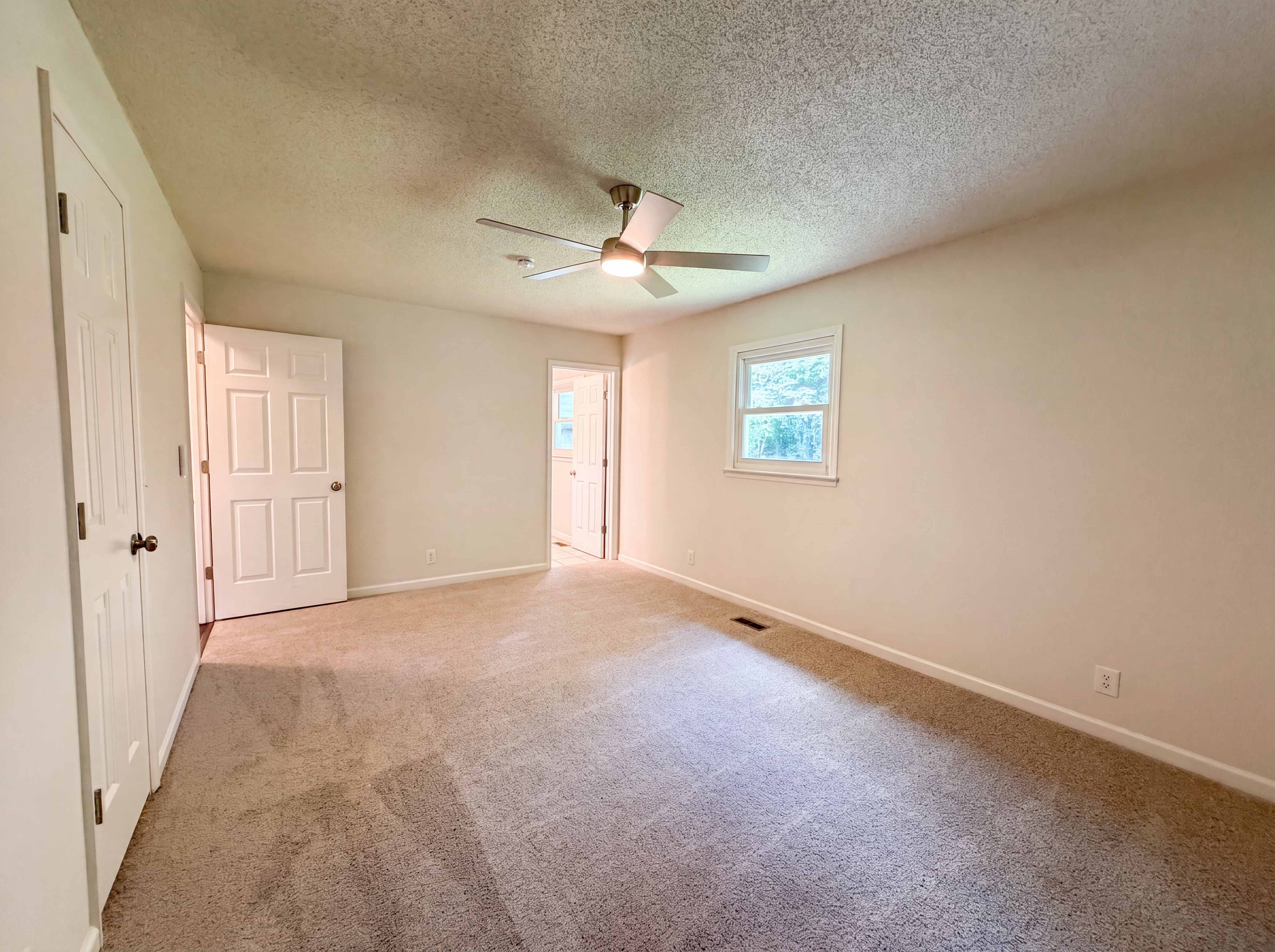 Photo 13 of 22 of 4023 Cavalier Dr, Murfreesboro, TN