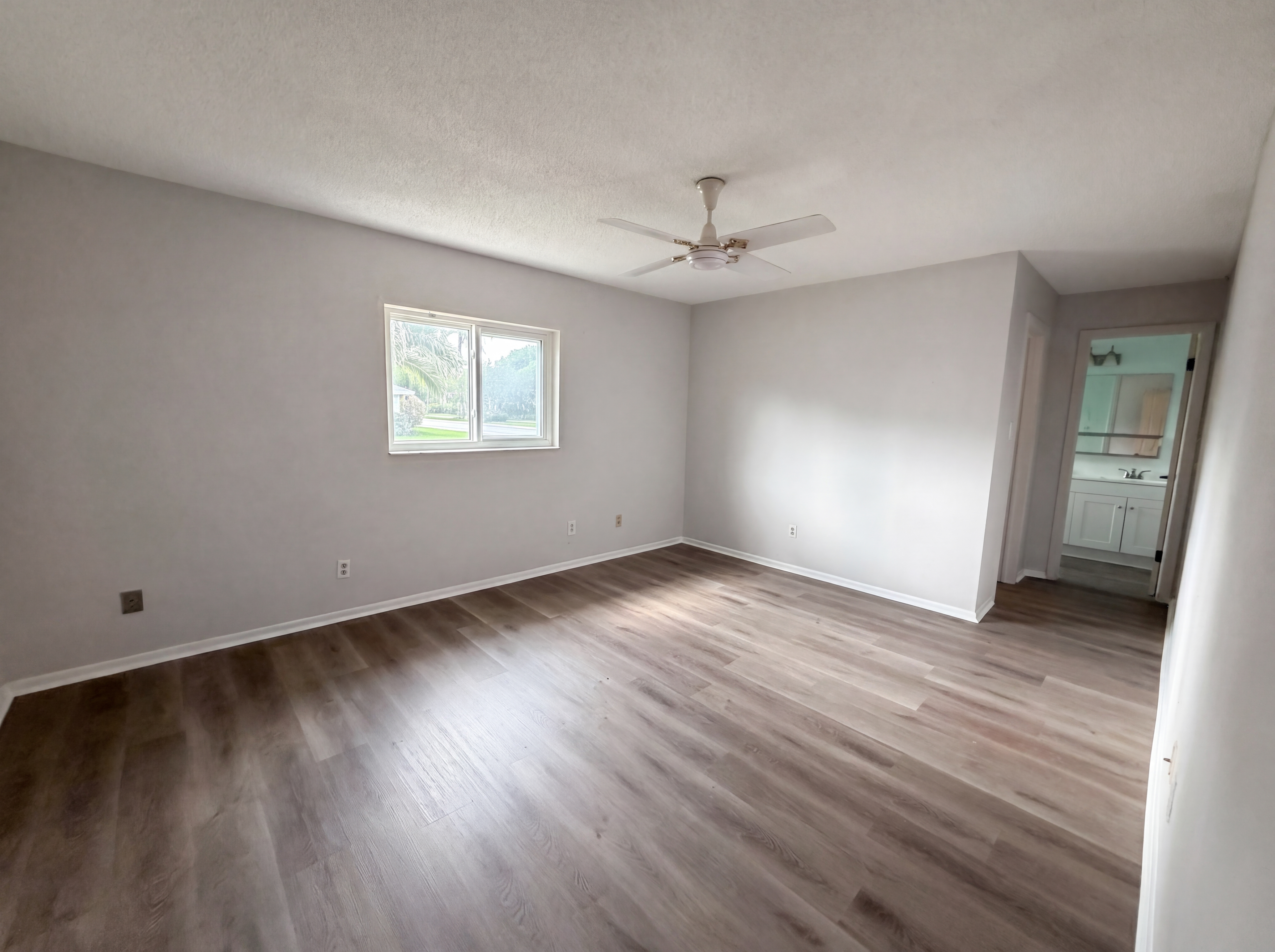 Photo 10 of 21 of 9605 NW 81st St, Tamarac, FL