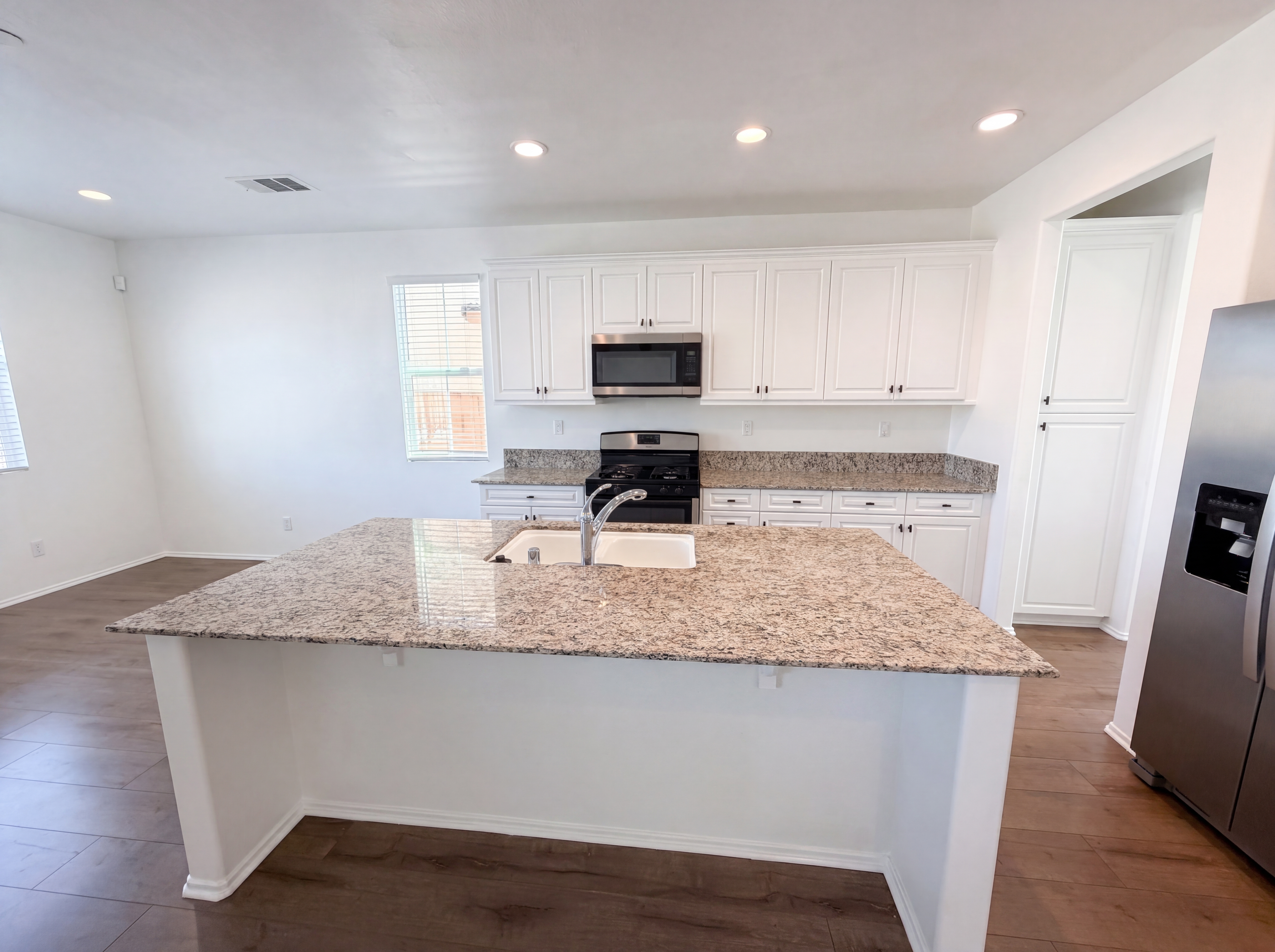 Photo 2 of 34 of 15110 Paseo Verde Pl, Victorville, CA