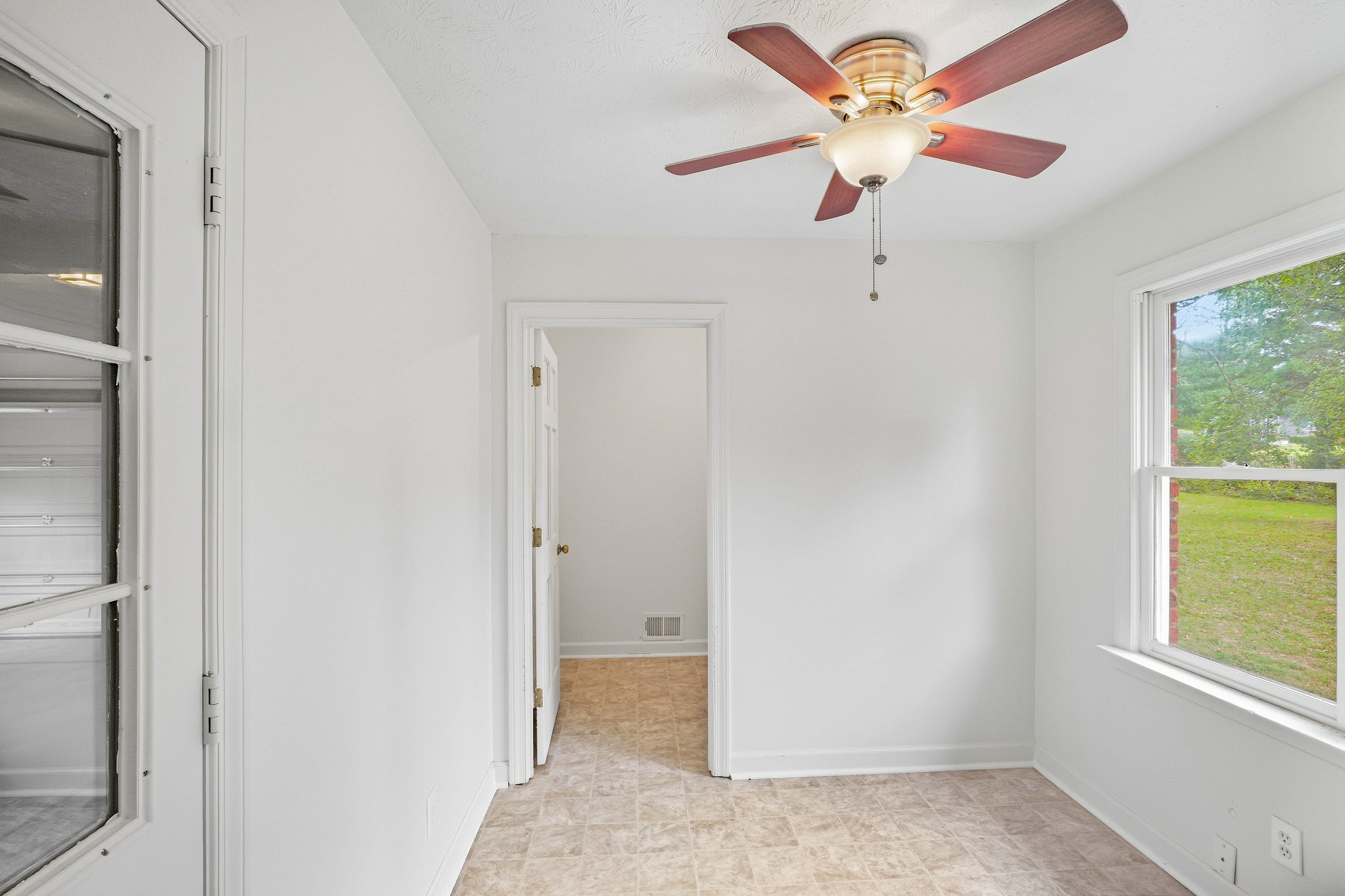 Photo 16 of 50 of 1502 Shoal Creek Dr SW, Conyers, GA