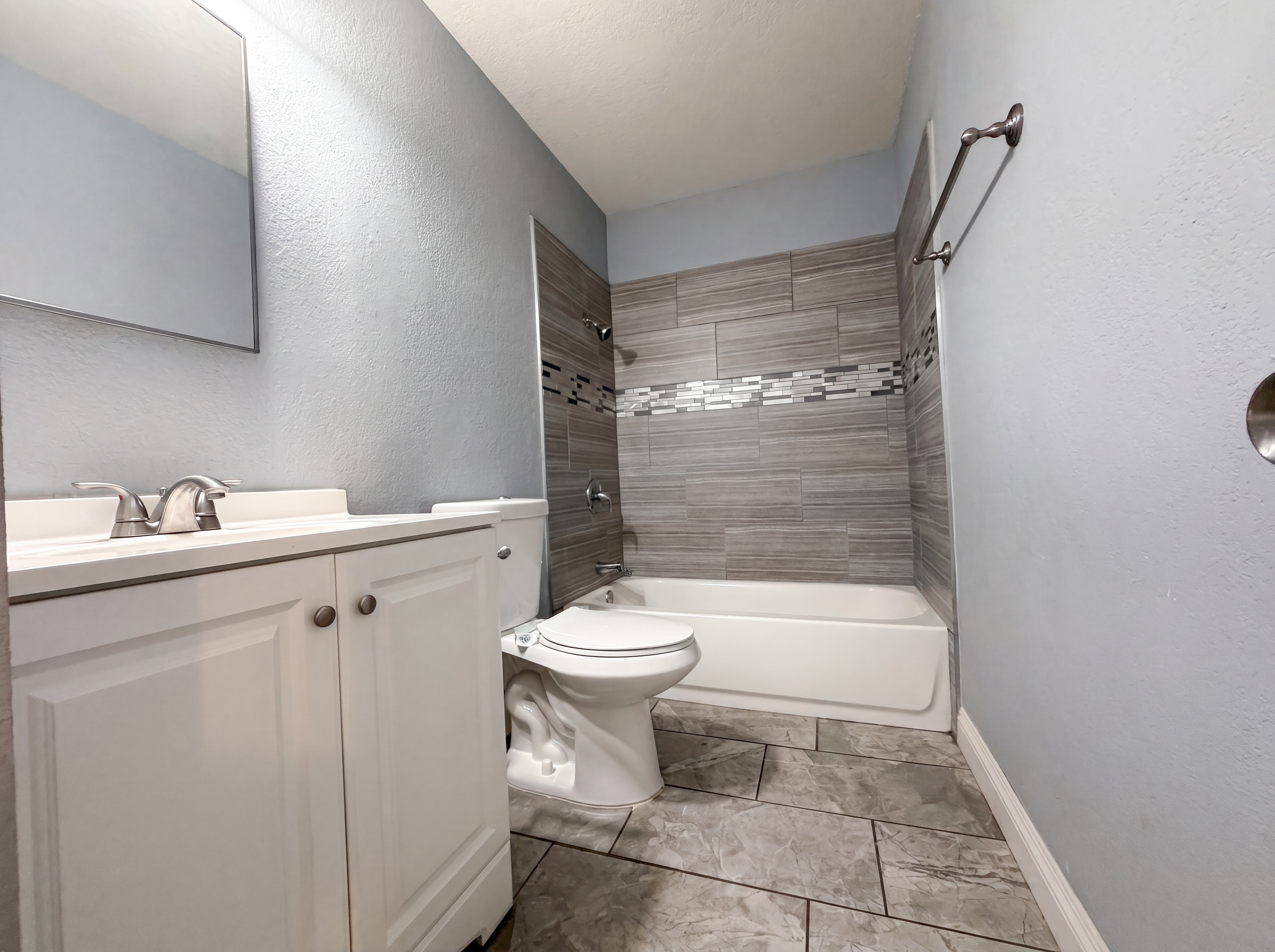 Photo 12 of 24 of 15929 La Verida Dr, Victorville, CA
