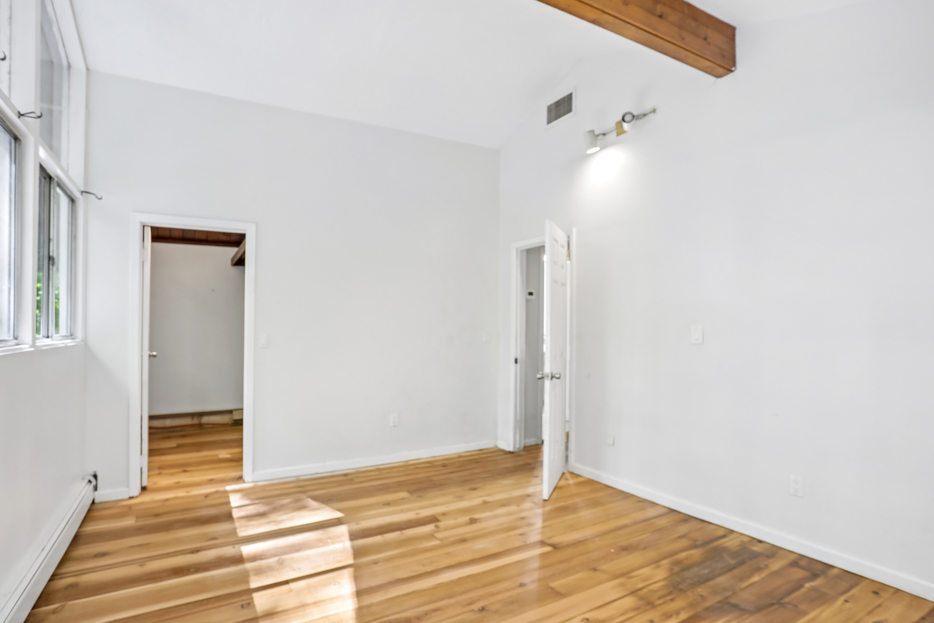 Photo 13 of 31 of 951 Haverstraw Rd, Suffern, NY