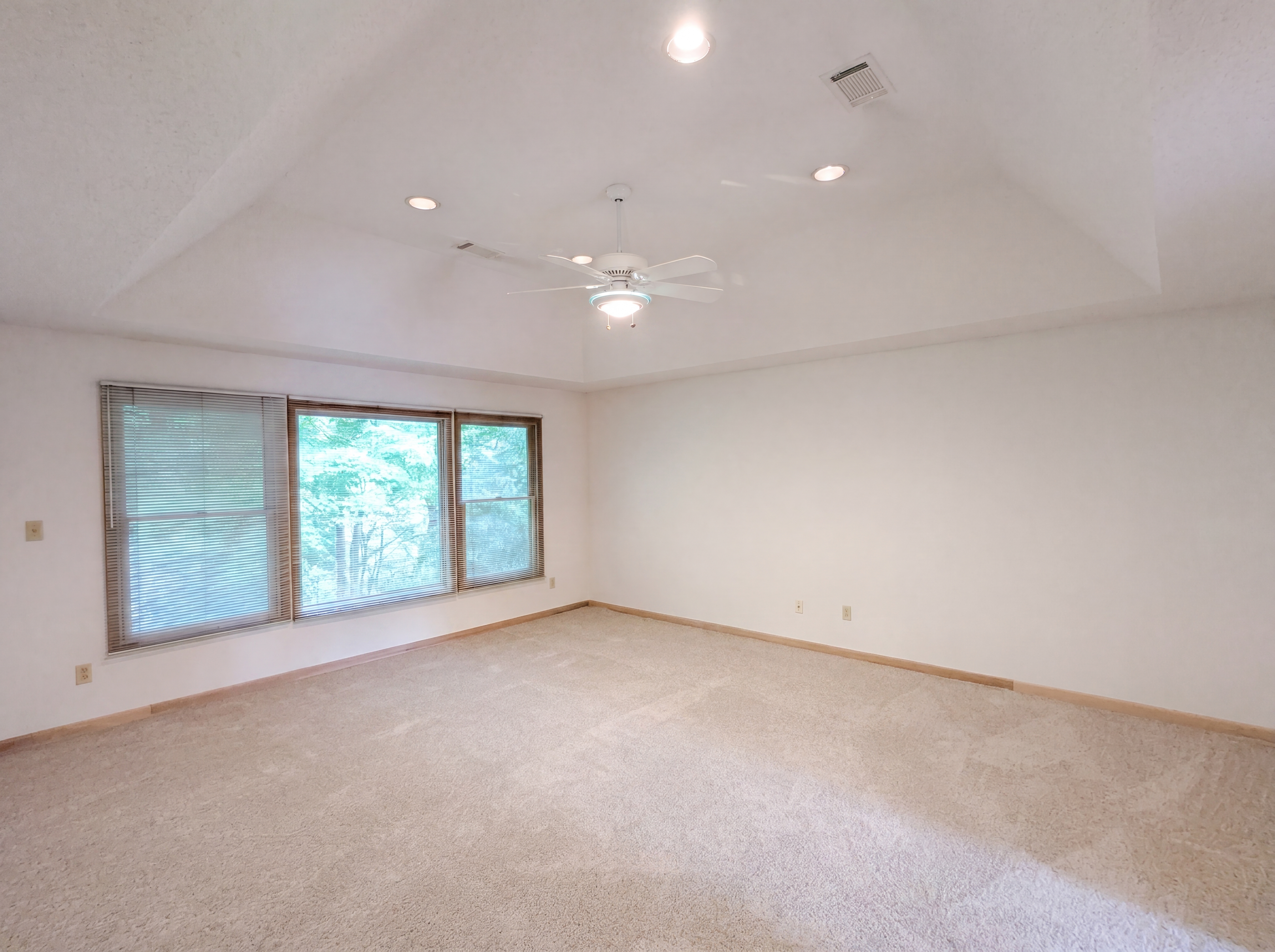 Photo 4 of 33 of 7550 James Dr, North Royalton, OH