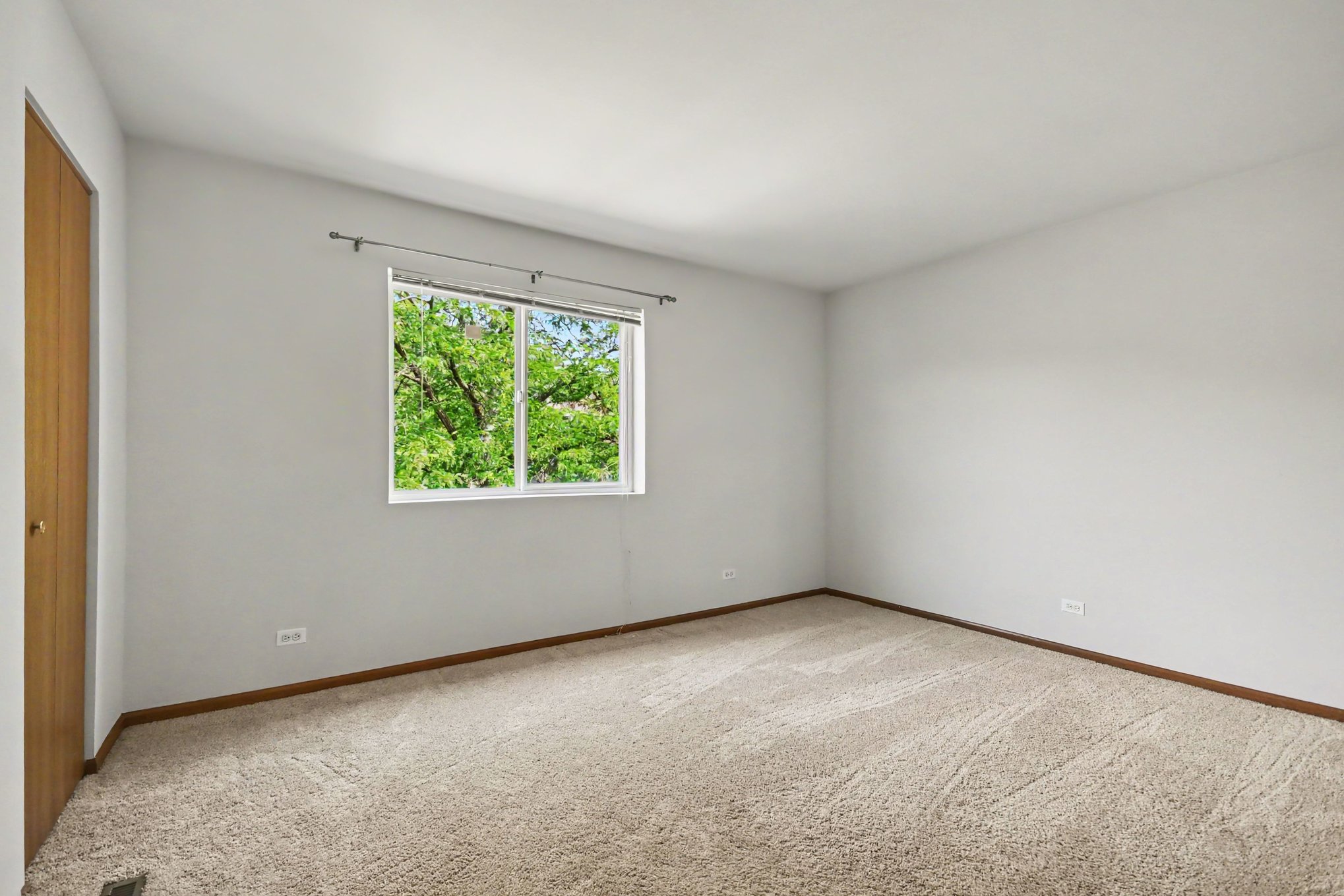 Photo 13 of 17 of 2734 Preston Ct, Aurora, IL