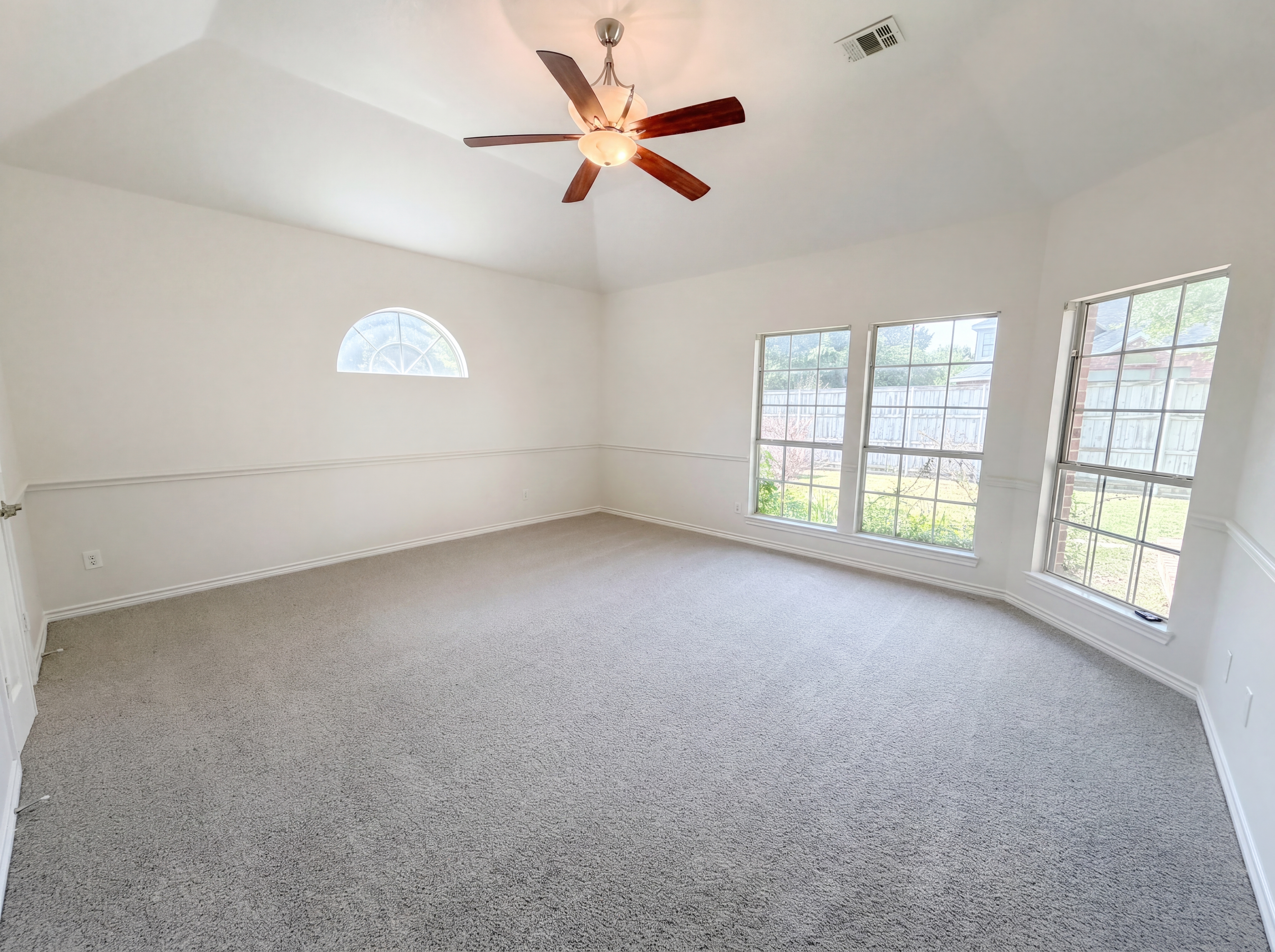 Photo 9 of 26 of 1126 Glencoe Dr, Glenn Heights, TX