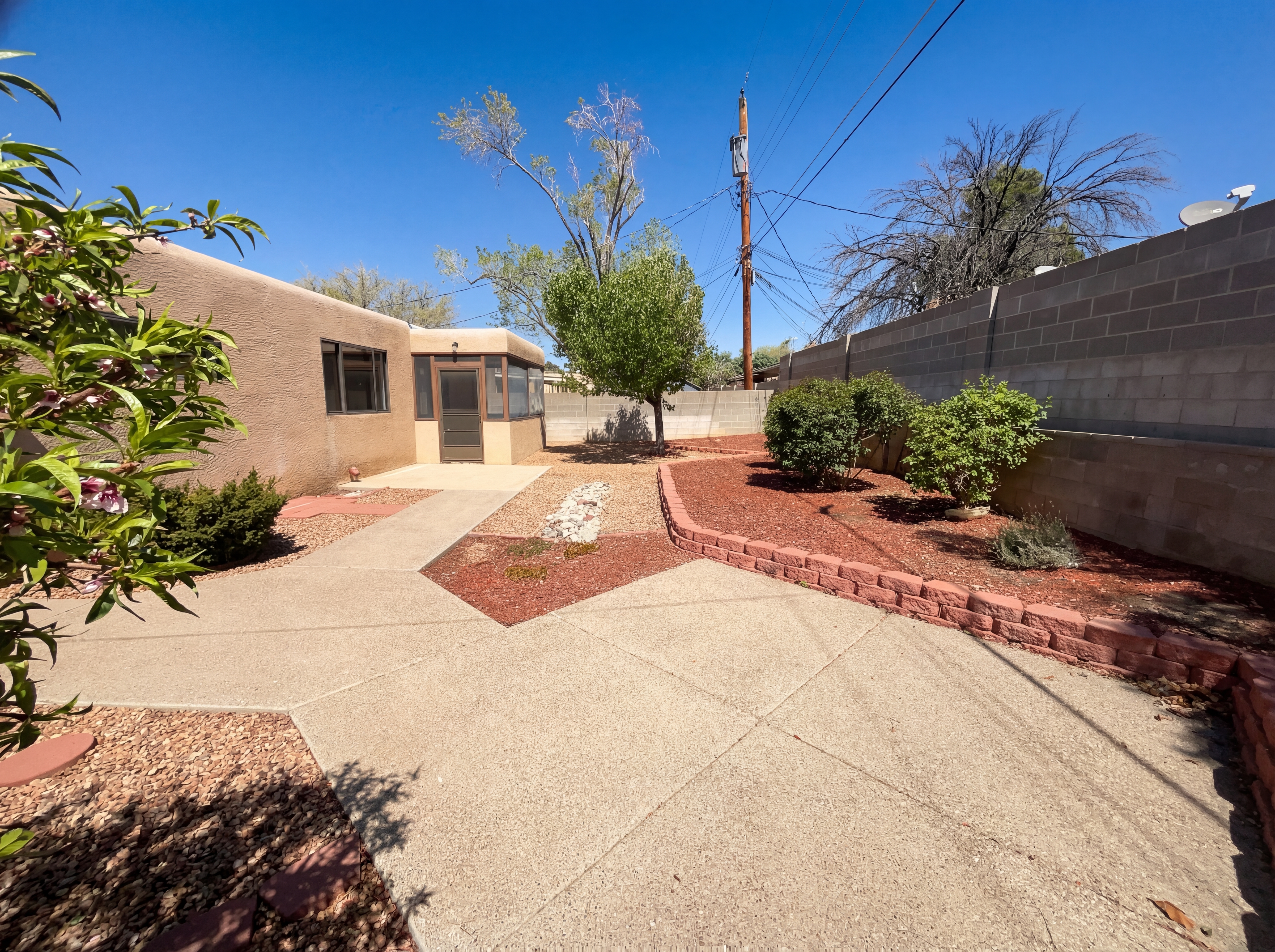 Photo 16 of 18 of 3336 Betts Dr NE, Albuquerque, NM