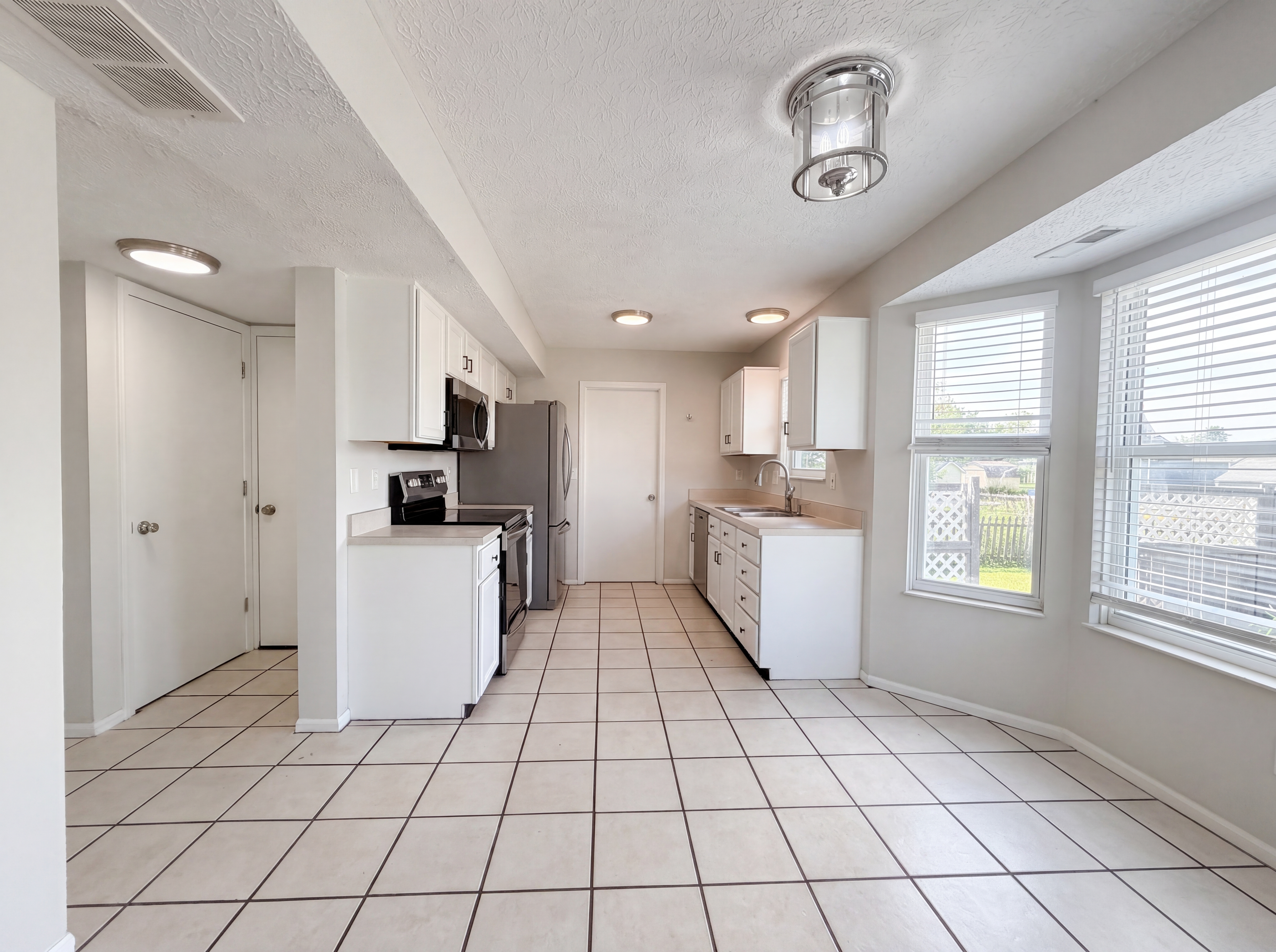 Photo 8 of 25 of 7296 Candlestone Dr, Reynoldsburg, OH