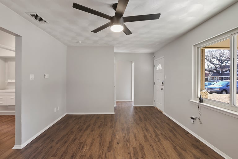 Photo 9 of 26 - 1707 Chip N Dale Dr, Arlington, TX 76012