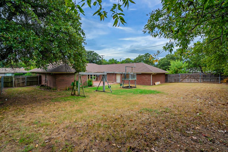 Photo 8 of 36 - 7924 Londonderry Dr, North Richland Hills, TX 76182