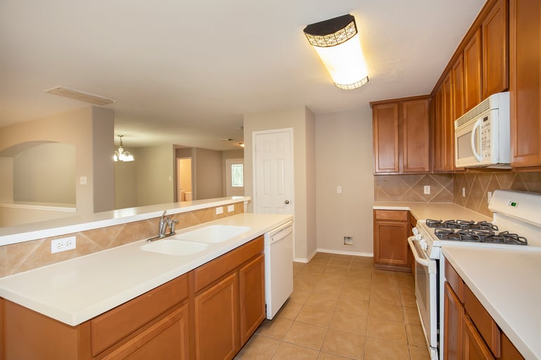 Photo 3 of 17 - 8410 Macow Ct, Rosharon, TX 77583