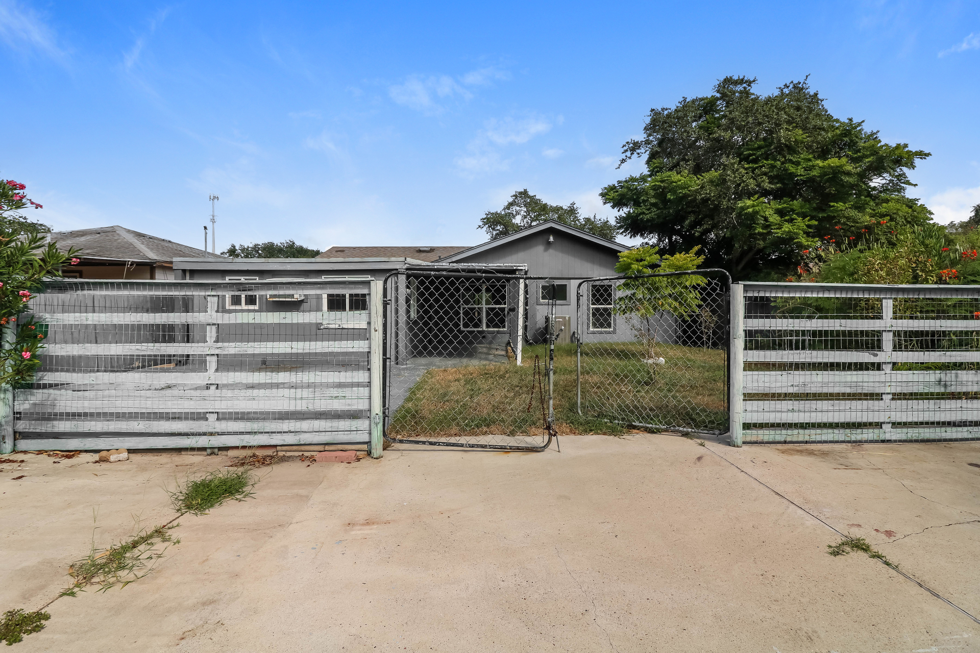 Photo 5 of 21 of 306 N Houston St, Aransas Pass, TX