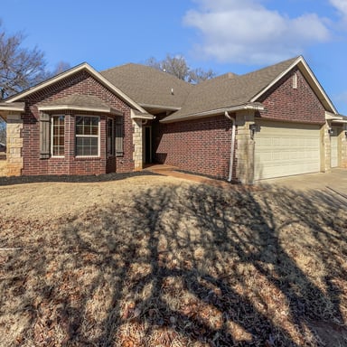 Property photo 1 of 305 N Lakeside Ter