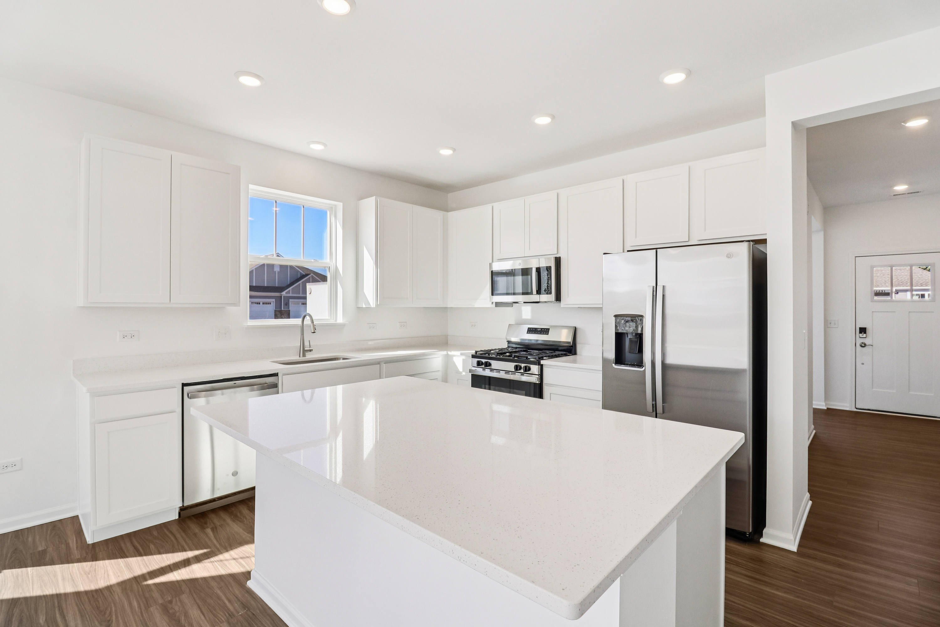 Photo 2 of 31 of 12256 Barcroft Cir, Huntley, IL