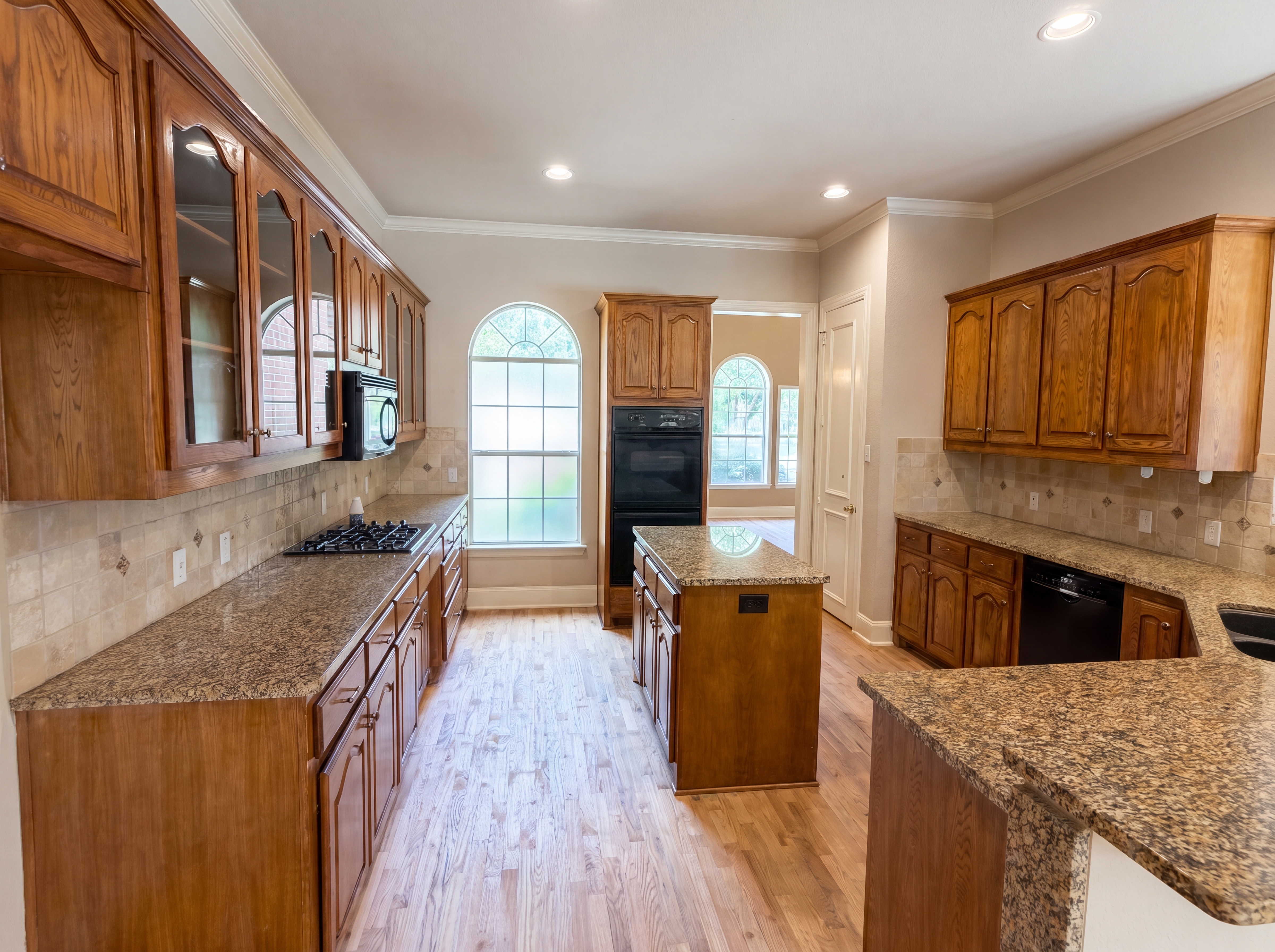 Photo 2 of 27 of 2533 Vista Creek Ct, Garland, TX