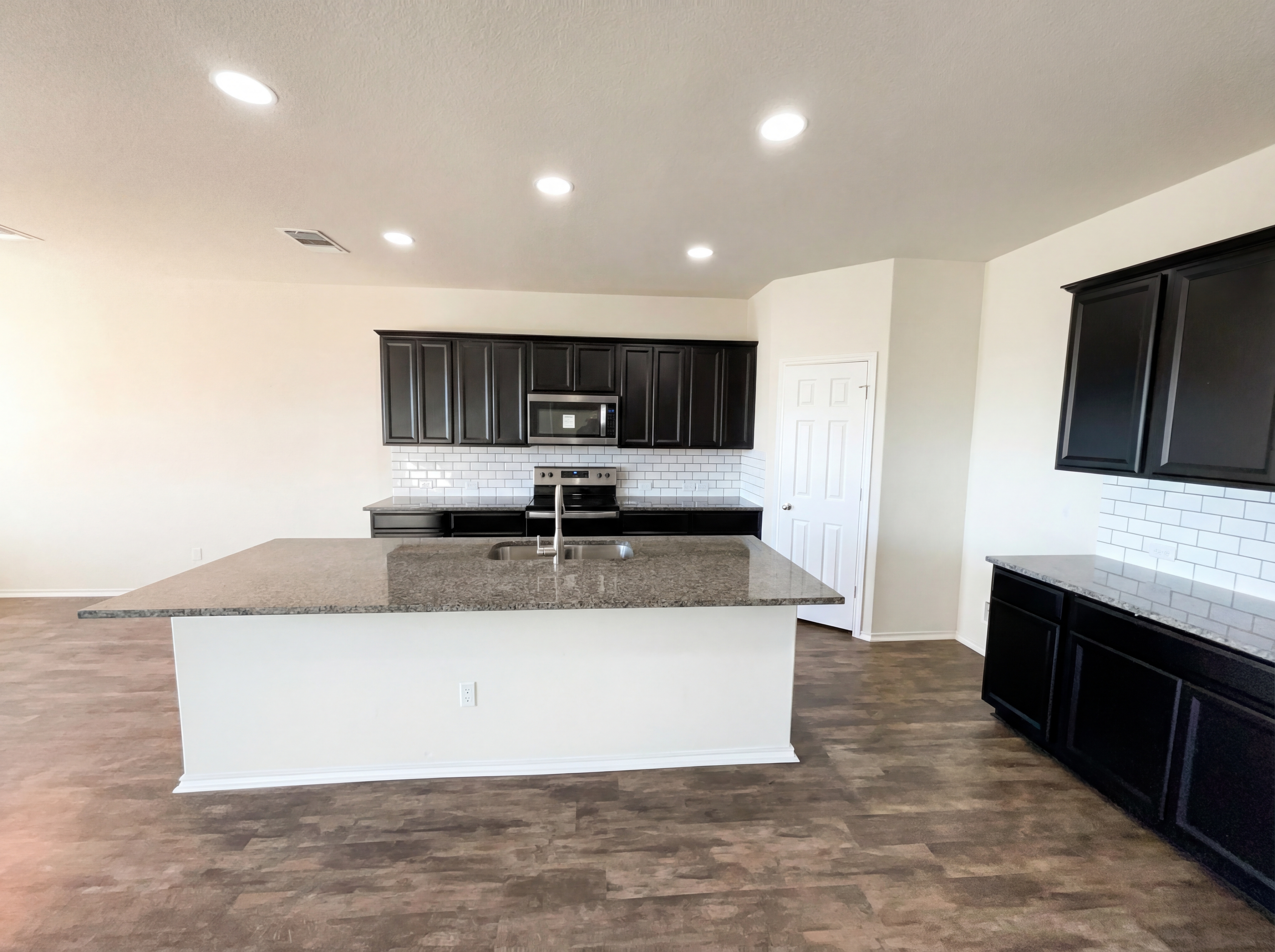 Photo 2 of 22 of 709 Hummingbird Ln, Leander, TX