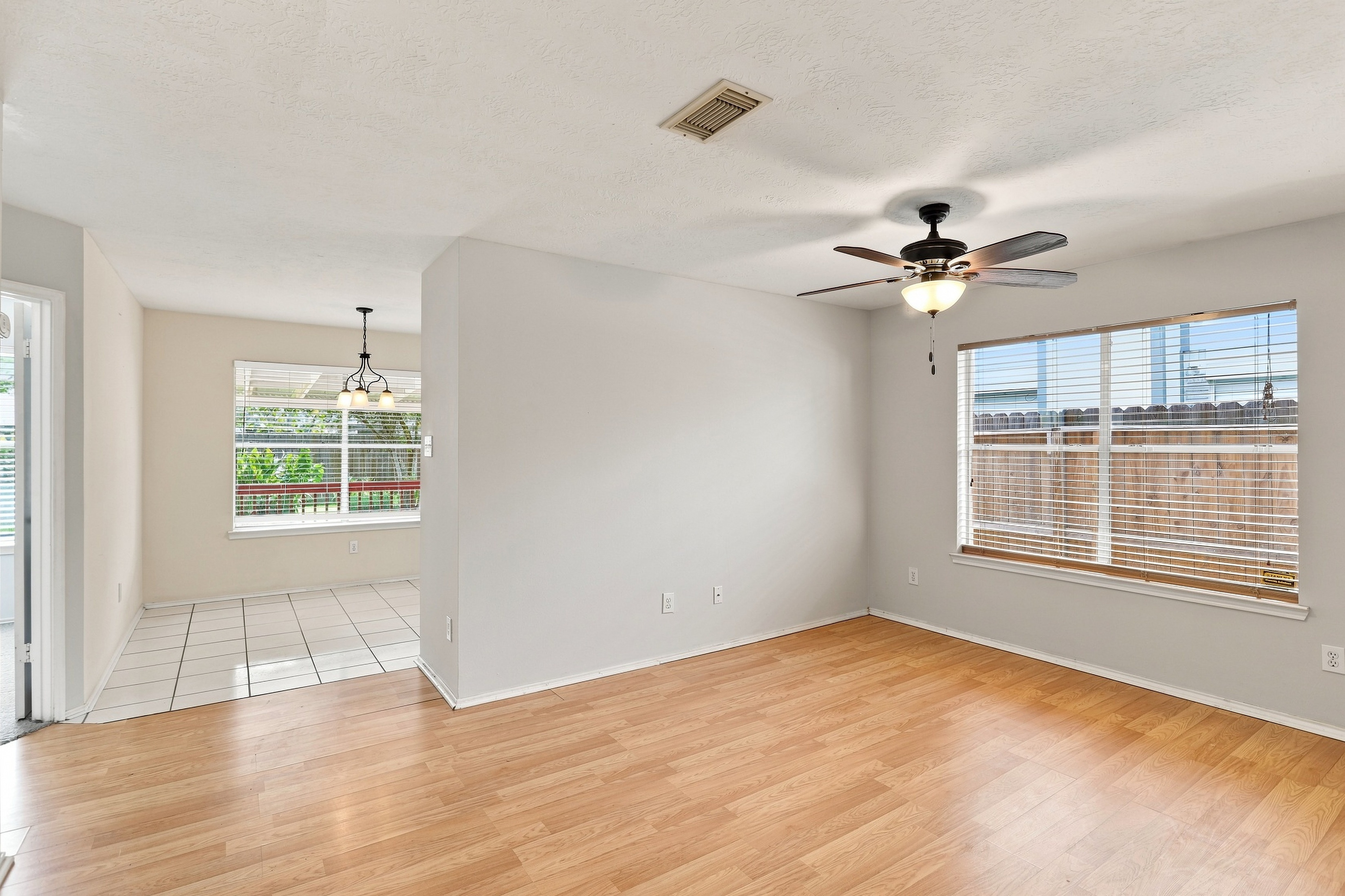 Photo 3 of 26 of 22906 Sherioaks Ln, Spring, TX